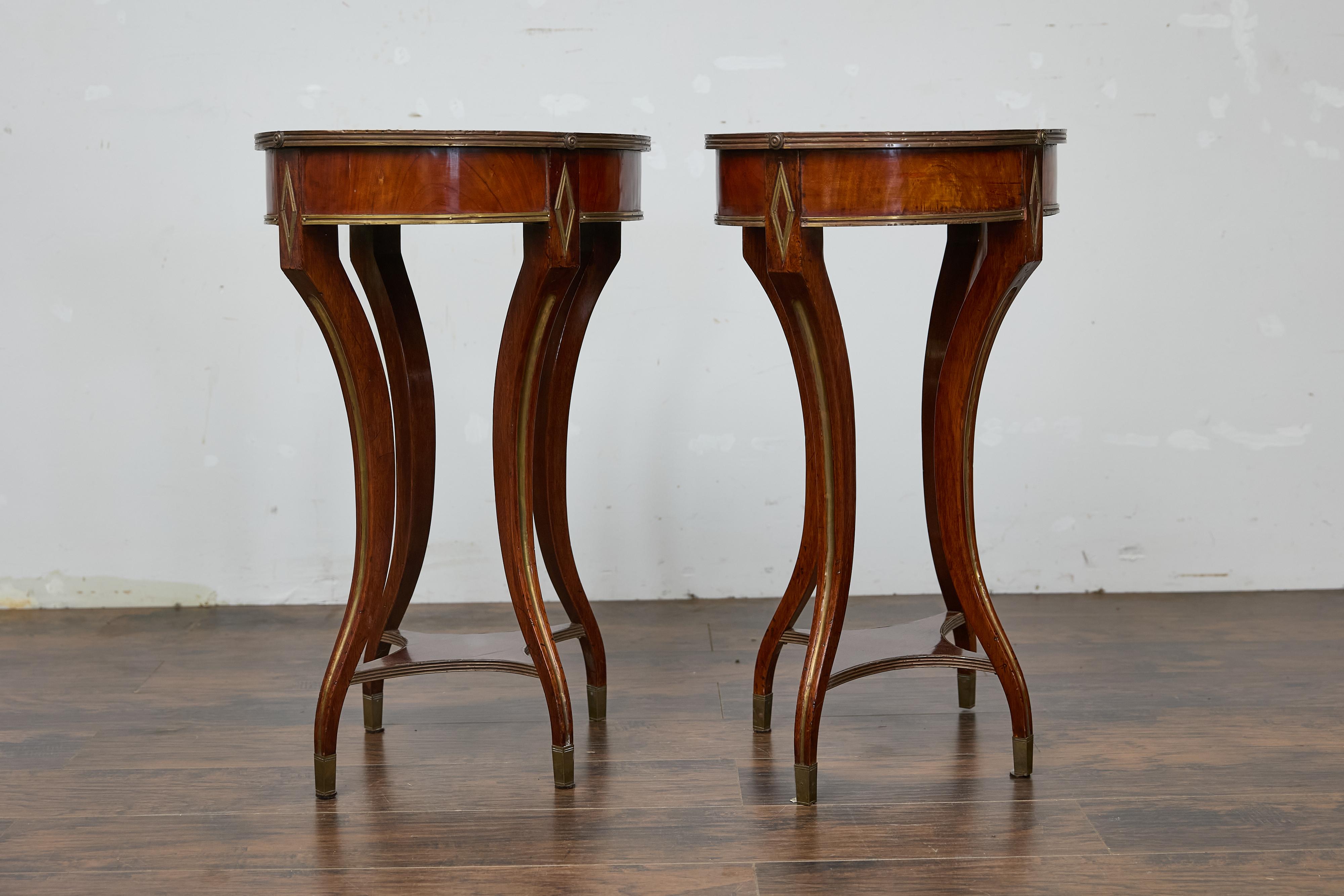 20ième siècle Paire de tables ovales Guéridon de style néoclassique italien en noyer et laiton incrusté en vente