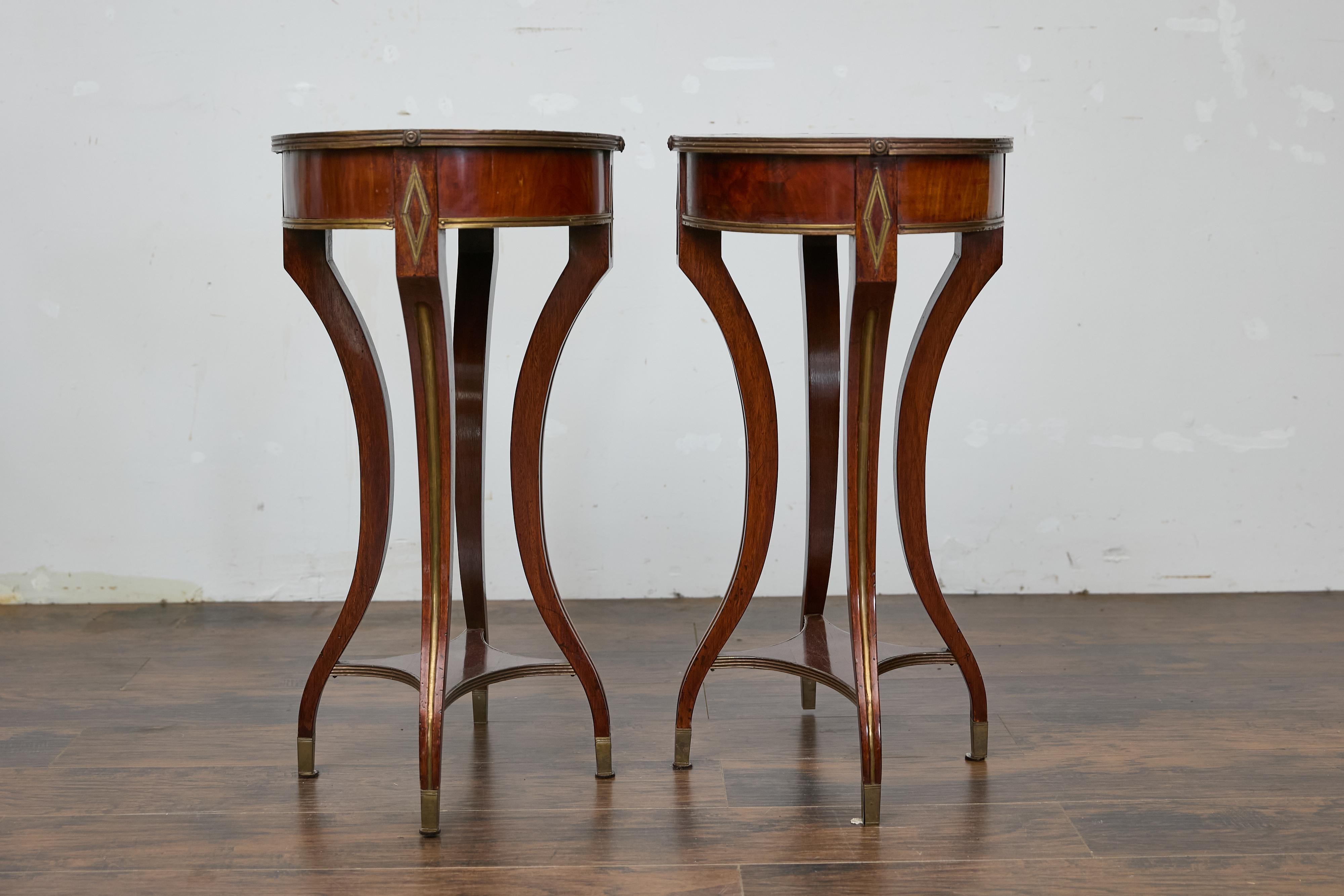 Laiton Paire de tables ovales Guéridon de style néoclassique italien en noyer et laiton incrusté en vente