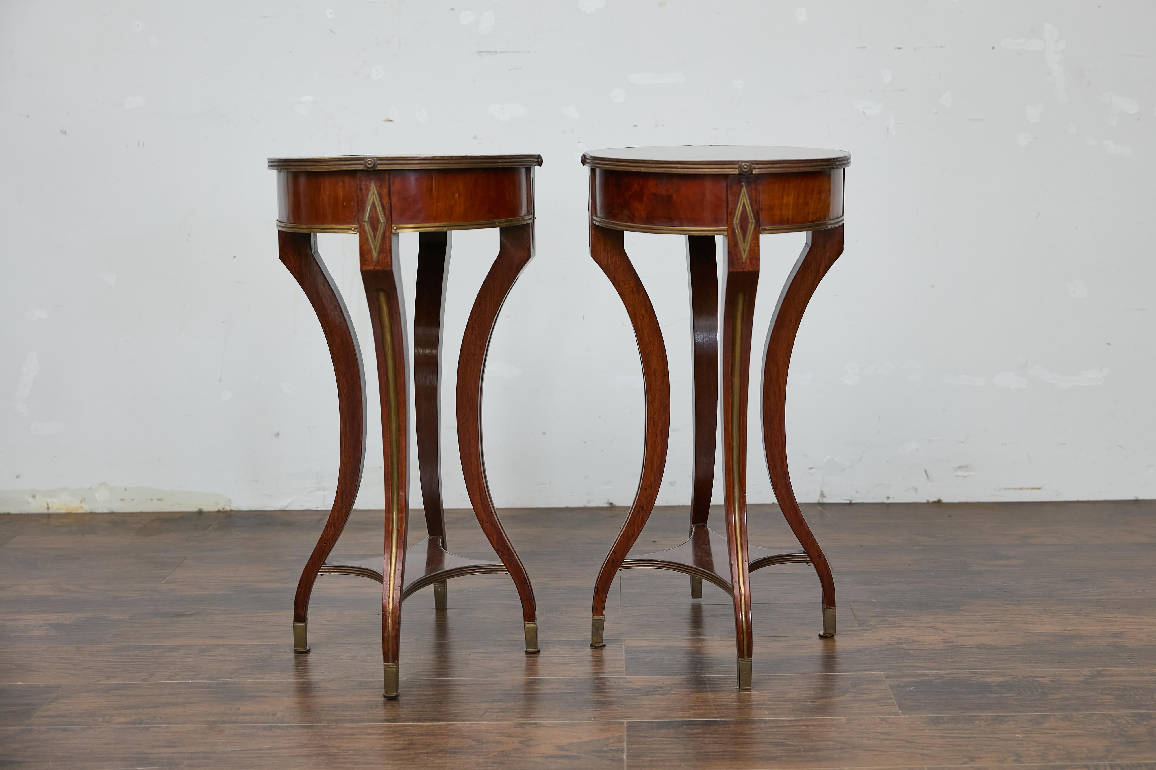 Paire de tables ovales Guéridon de style néoclassique italien en noyer et laiton incrusté en vente 1
