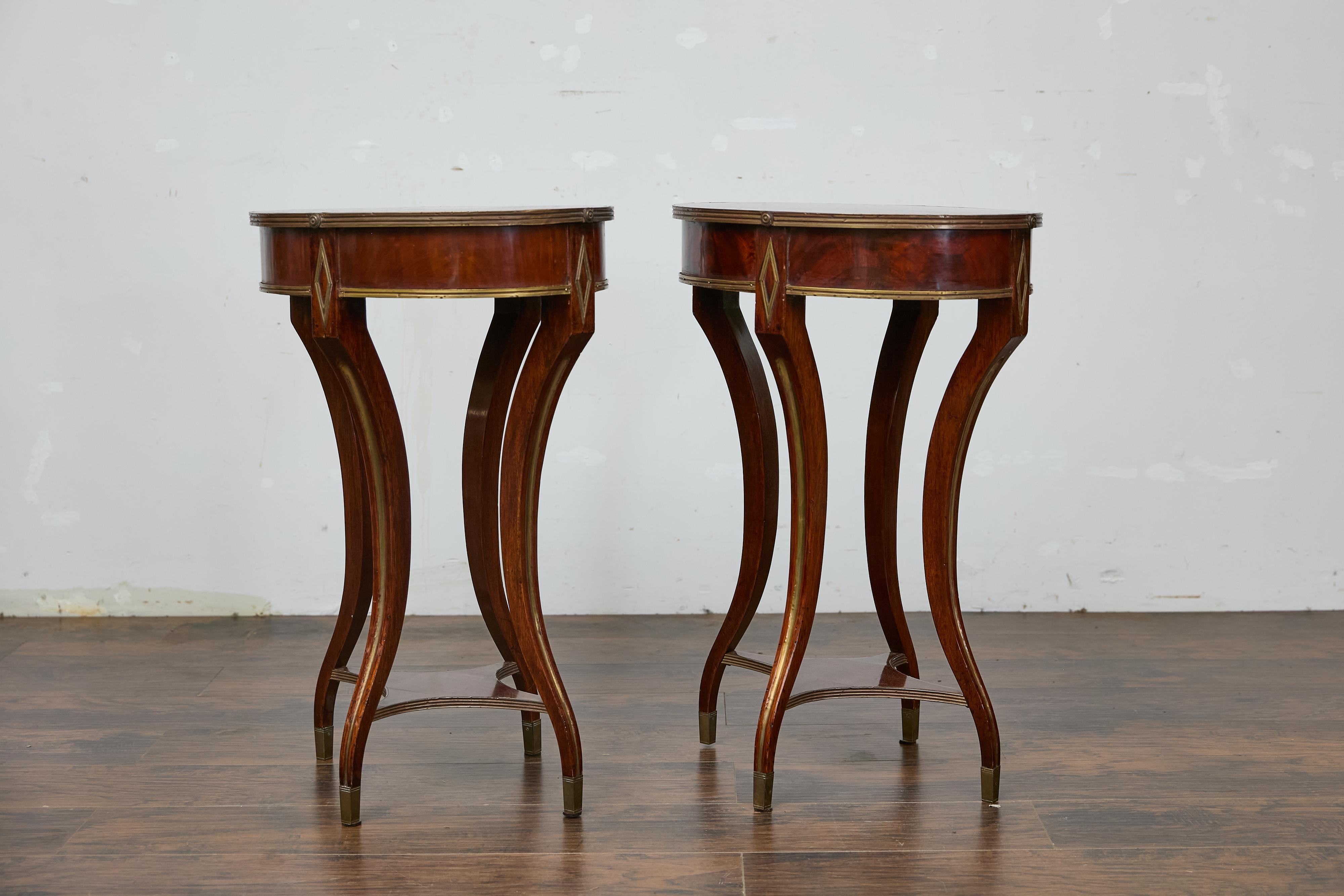 Paire de tables ovales Guéridon de style néoclassique italien en noyer et laiton incrusté en vente 2