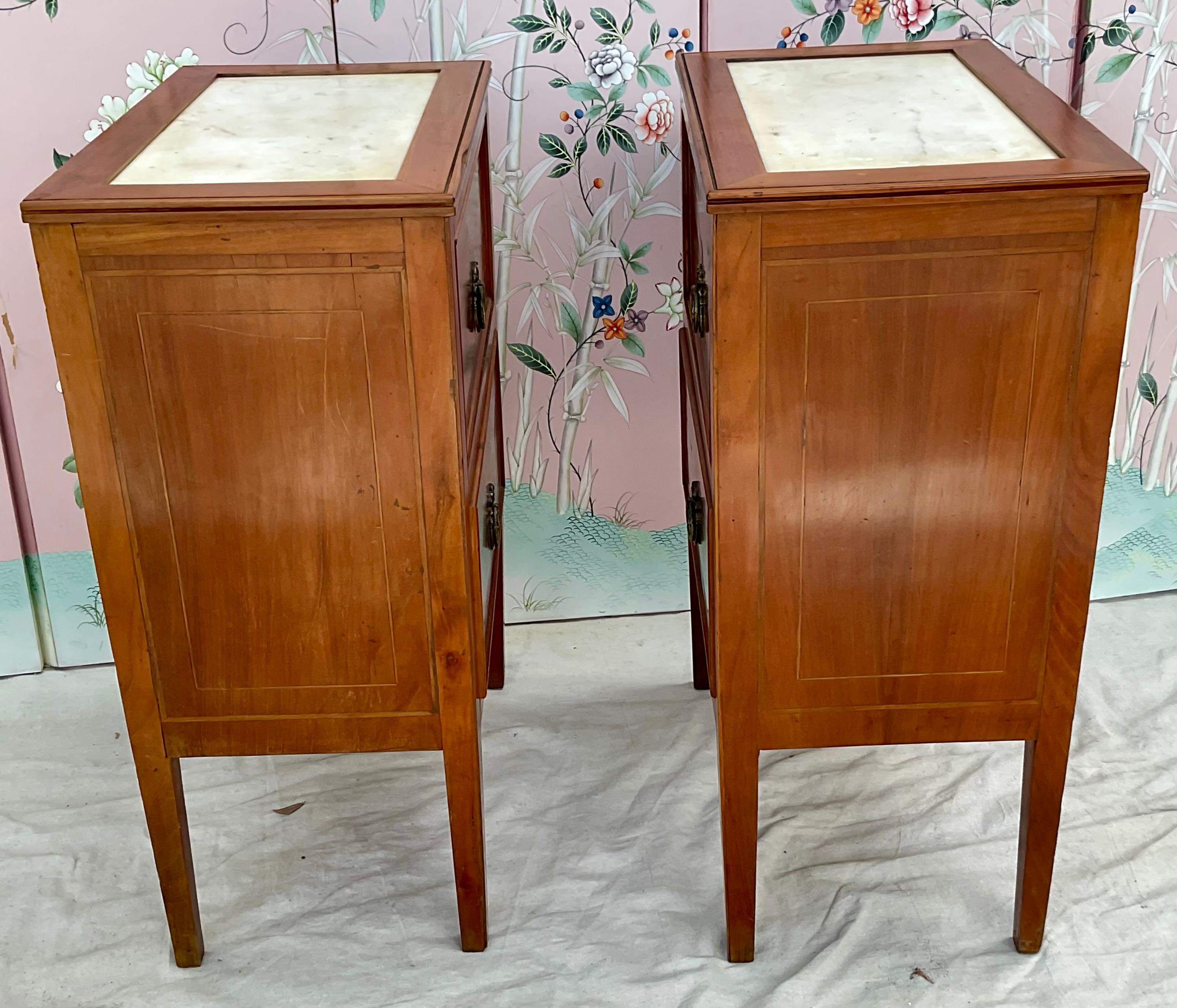 Paar italienische Nachttische aus Nussbaumholz im neoklassischen Stil im Angebot 3