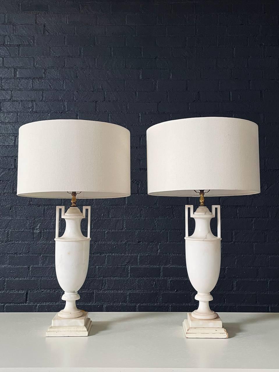Néoclassique Pair of Italian Neoclassical Urn Style Alabaster Table Lamps en vente