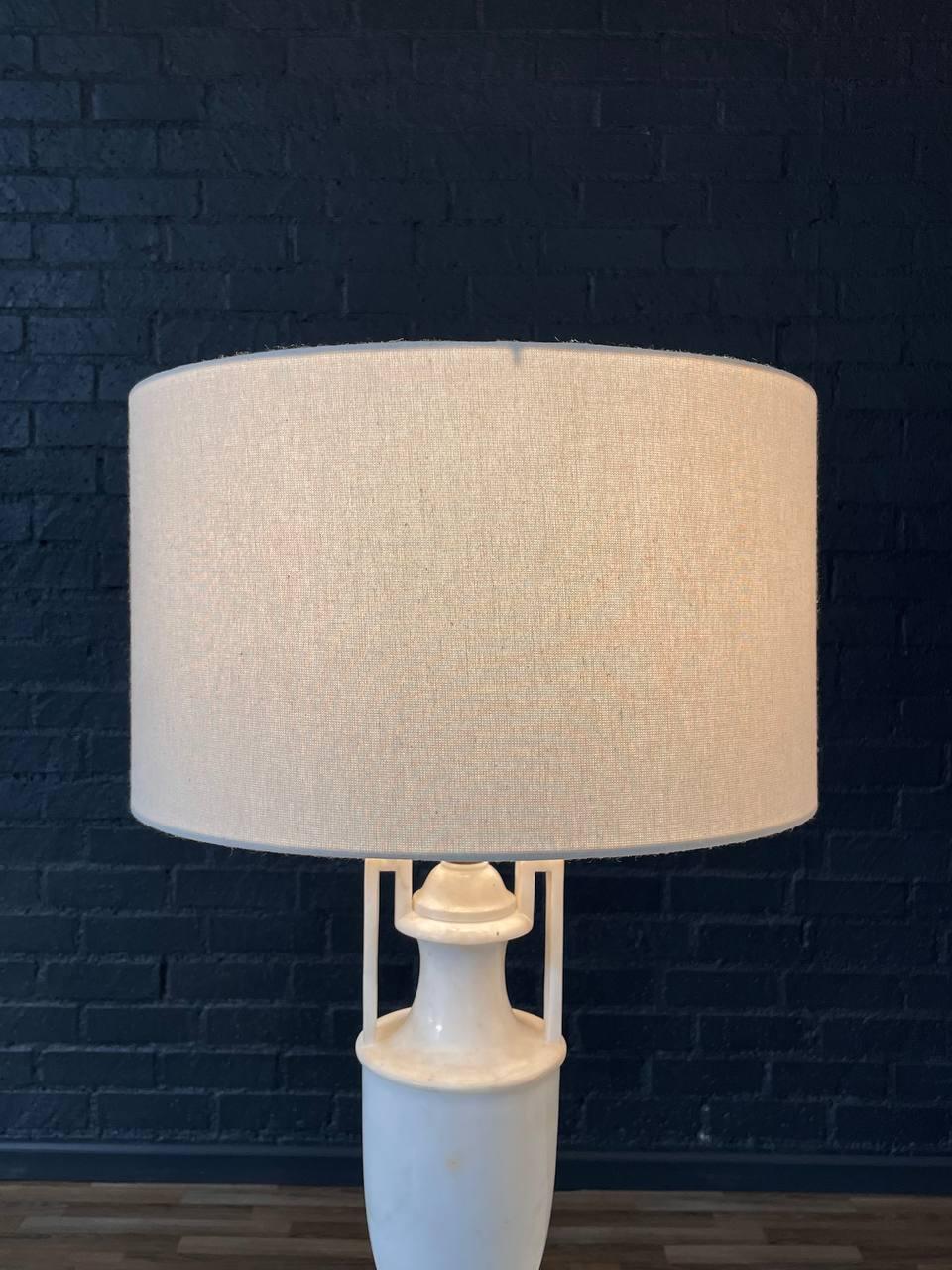 Milieu du XXe siècle Pair of Italian Neoclassical Urn Style Alabaster Table Lamps en vente