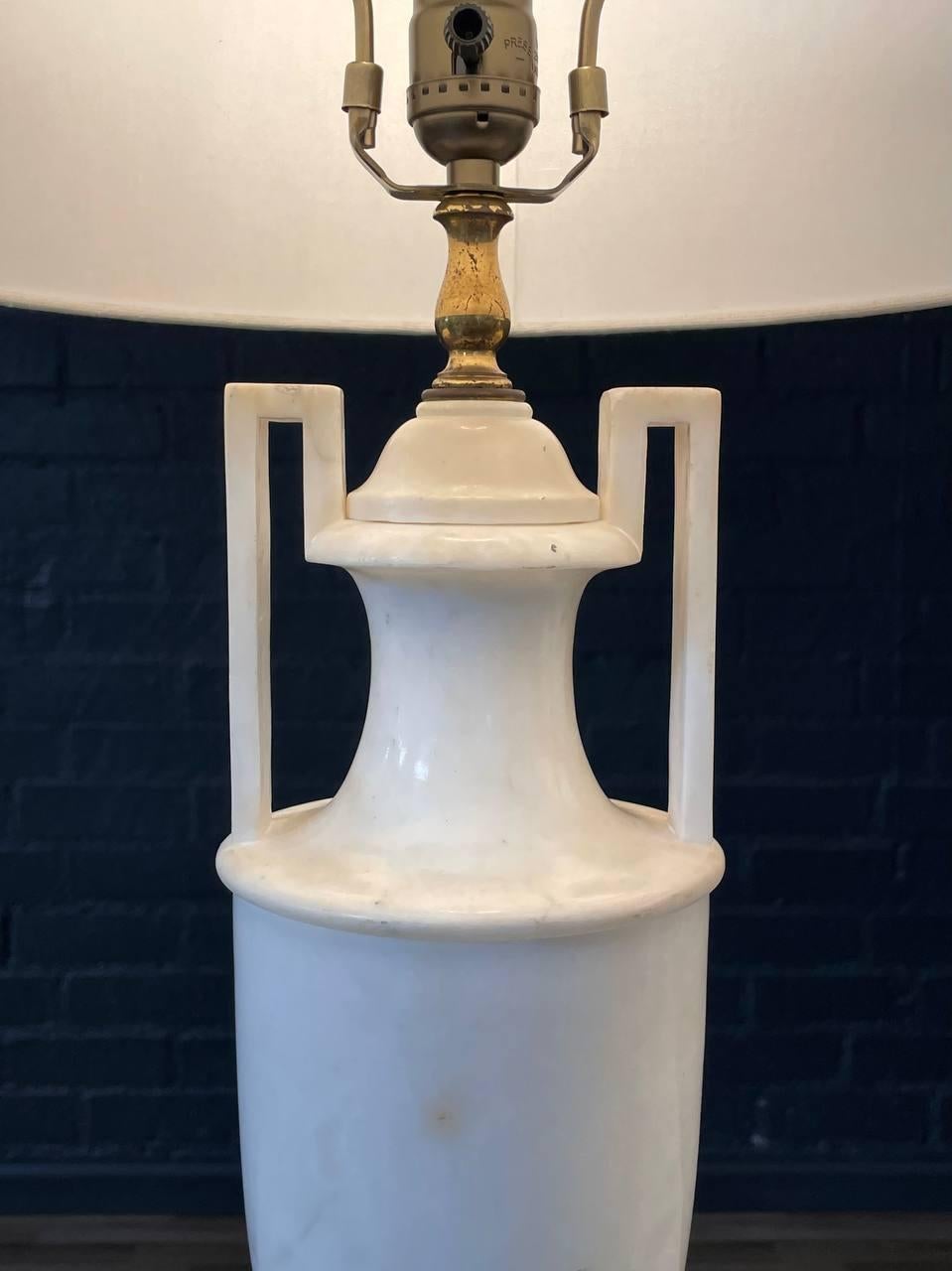 Albâtre Pair of Italian Neoclassical Urn Style Alabaster Table Lamps en vente
