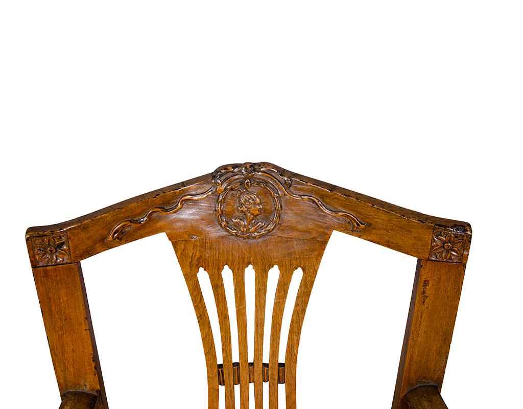 Paar italienische neoklassizistische Sessel aus Nussbaumholz (Walnuss) im Angebot