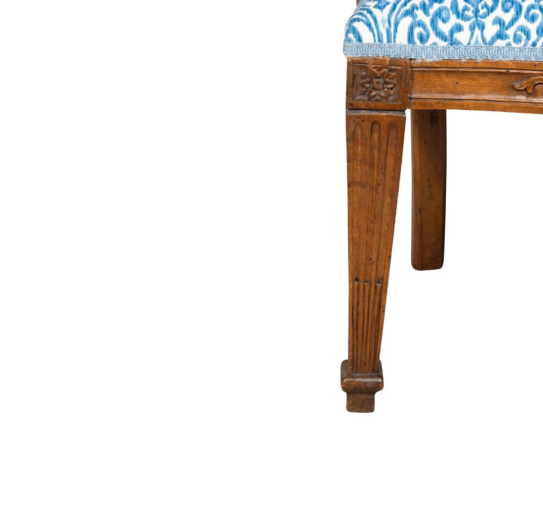 Paar italienische neoklassizistische Sessel aus Nussbaumholz im Angebot 5