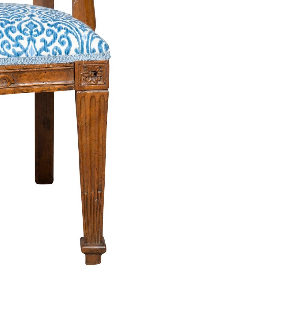 Paar italienische neoklassizistische Sessel aus Nussbaumholz im Angebot 6