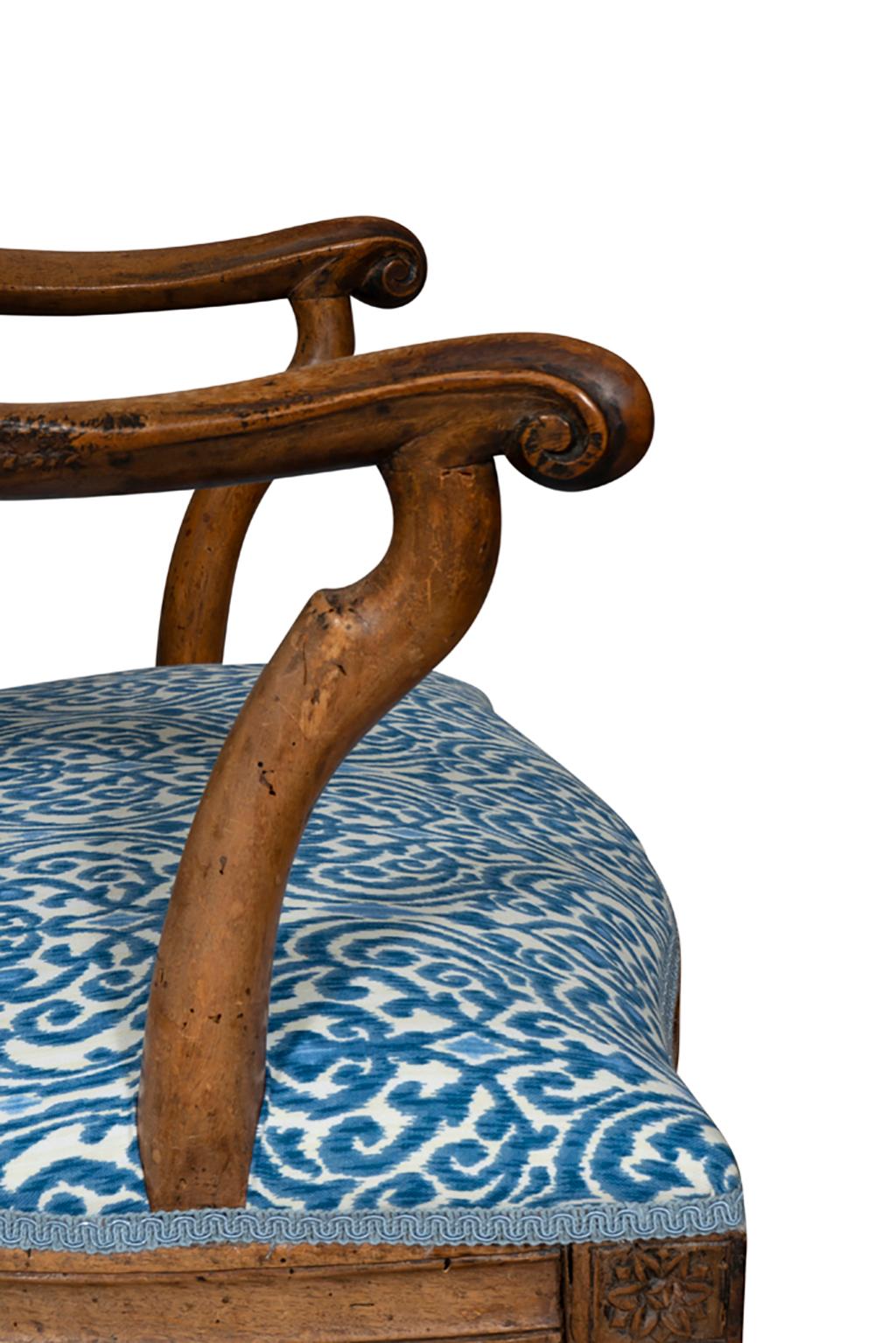 Paar italienische neoklassizistische Sessel aus Nussbaumholz im Angebot 8