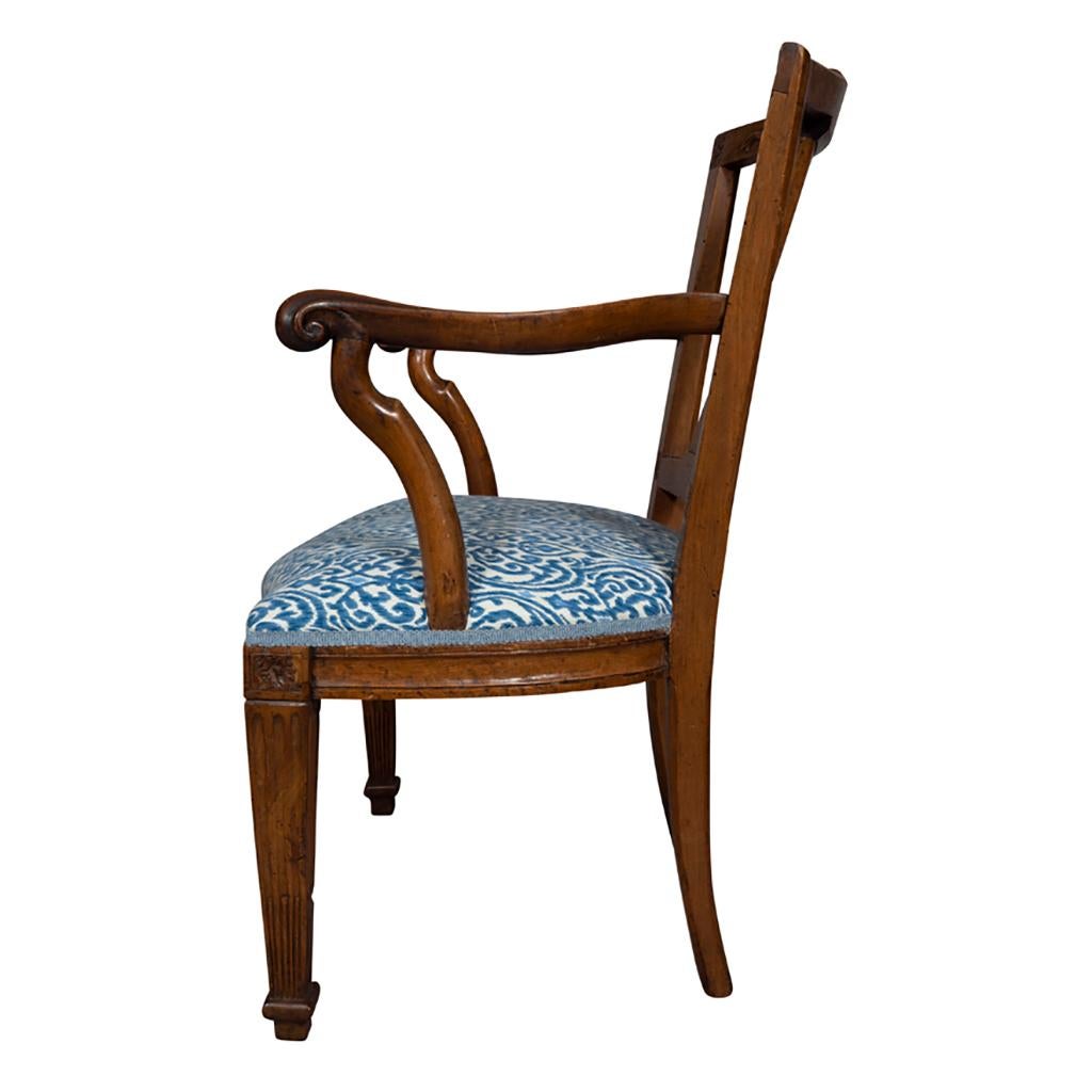 Paar italienische neoklassizistische Sessel aus Nussbaumholz im Zustand „Gut“ im Angebot in Essex, MA