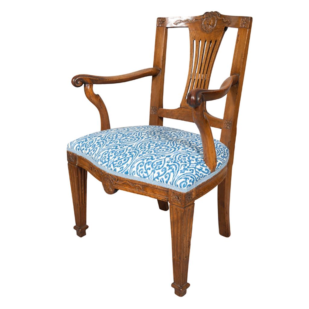 Paar italienische neoklassizistische Sessel aus Nussbaumholz (Frühes 19. Jahrhundert) im Angebot