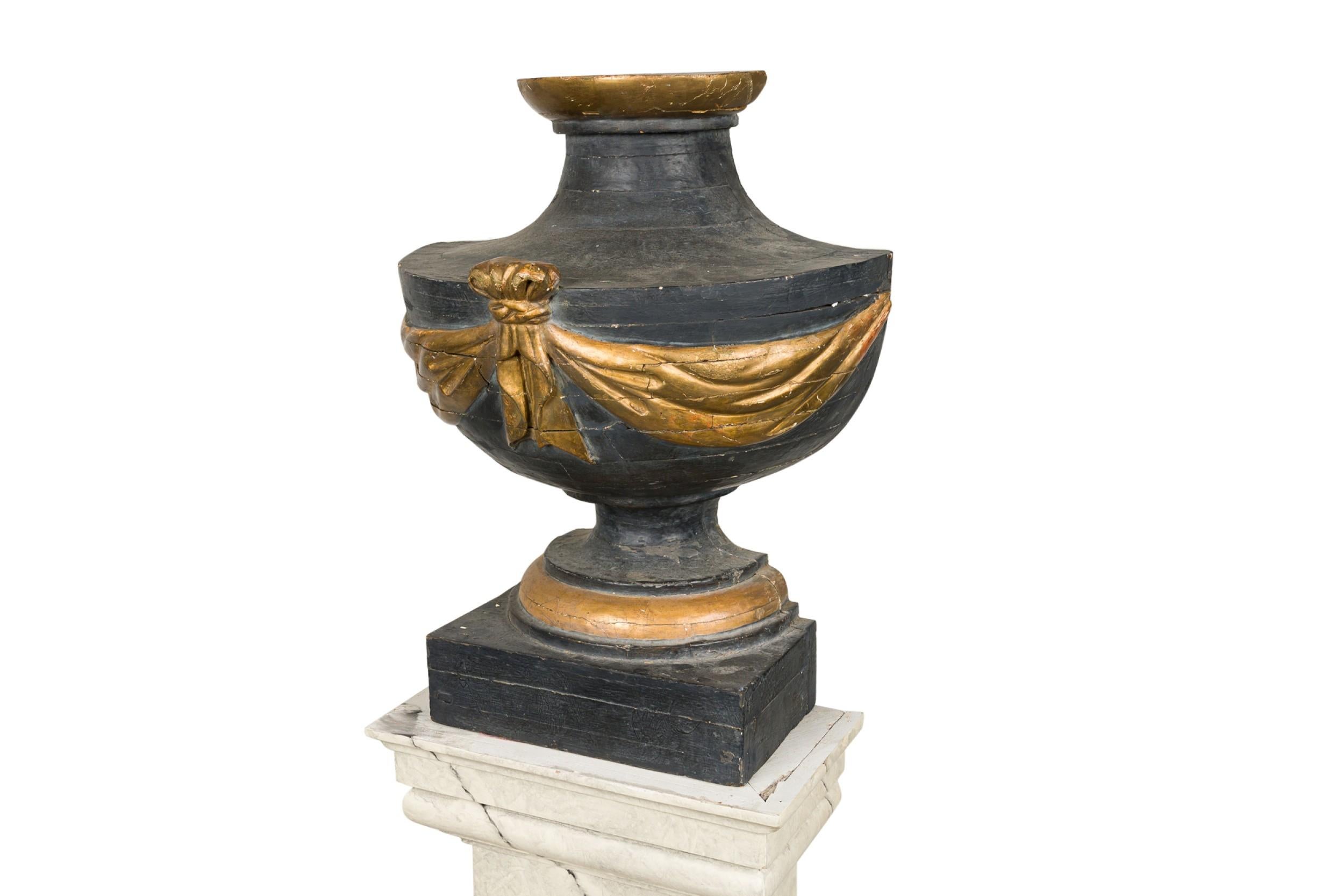 Pair of Italian Neoclassicalal Painted and Parcel-Gilt Urns on Pedestals For Sale 11
