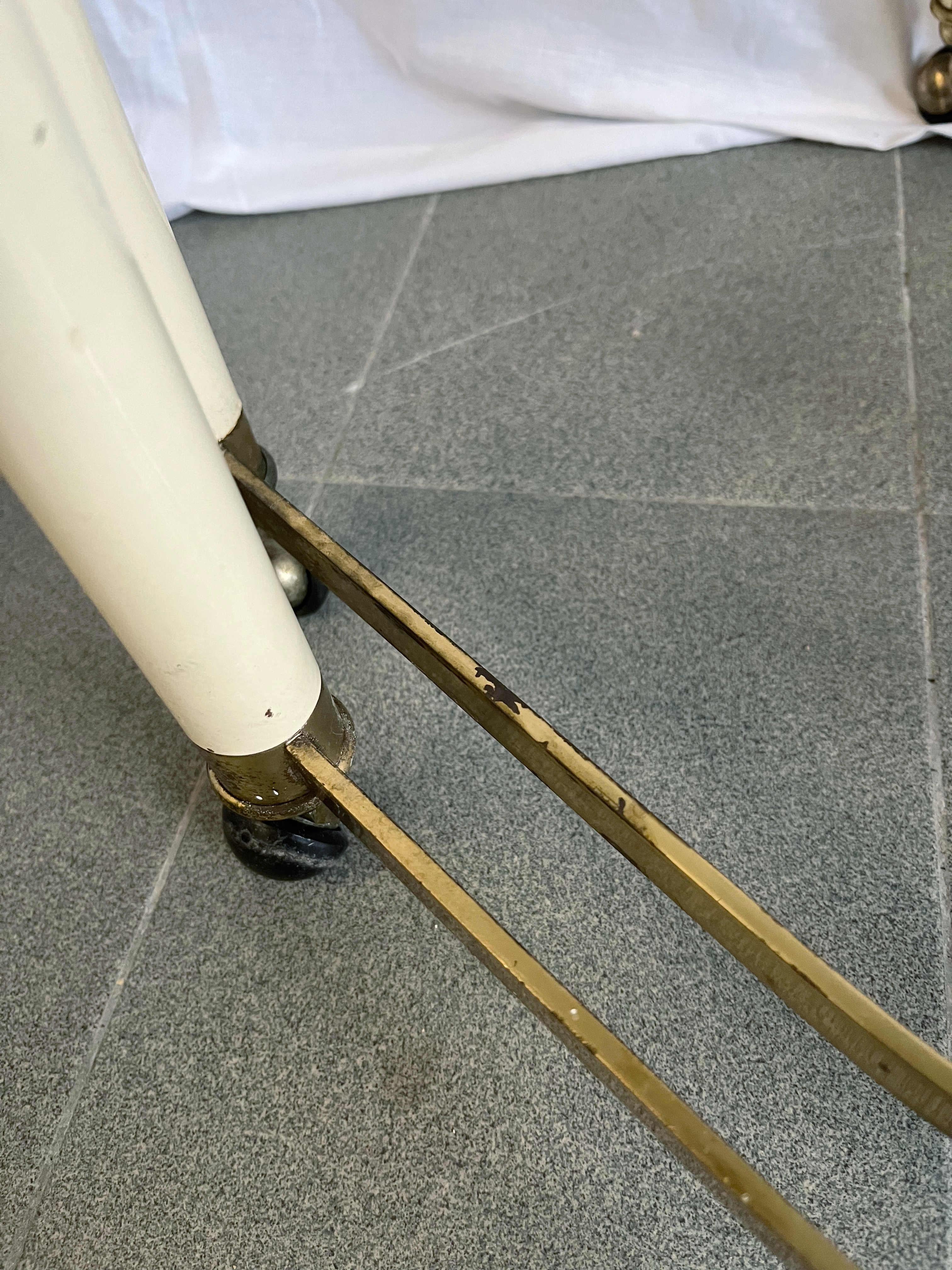 Paire de tables gigognes italiennes sur roulettes en vente 4