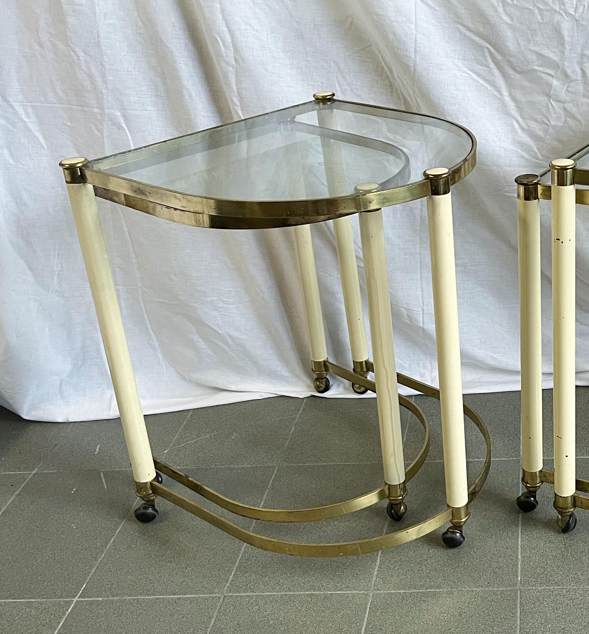 Tables gigognes italiennes vintage en laiton et métal émaillé ivoire avec plateaux en verre / fabriquées en Italie vers les années 1960
Grande table : profondeur 22.5 pouces, largeur 18 pouces, hauteur 17.5 pouces
Petite table : profondeur 21.5