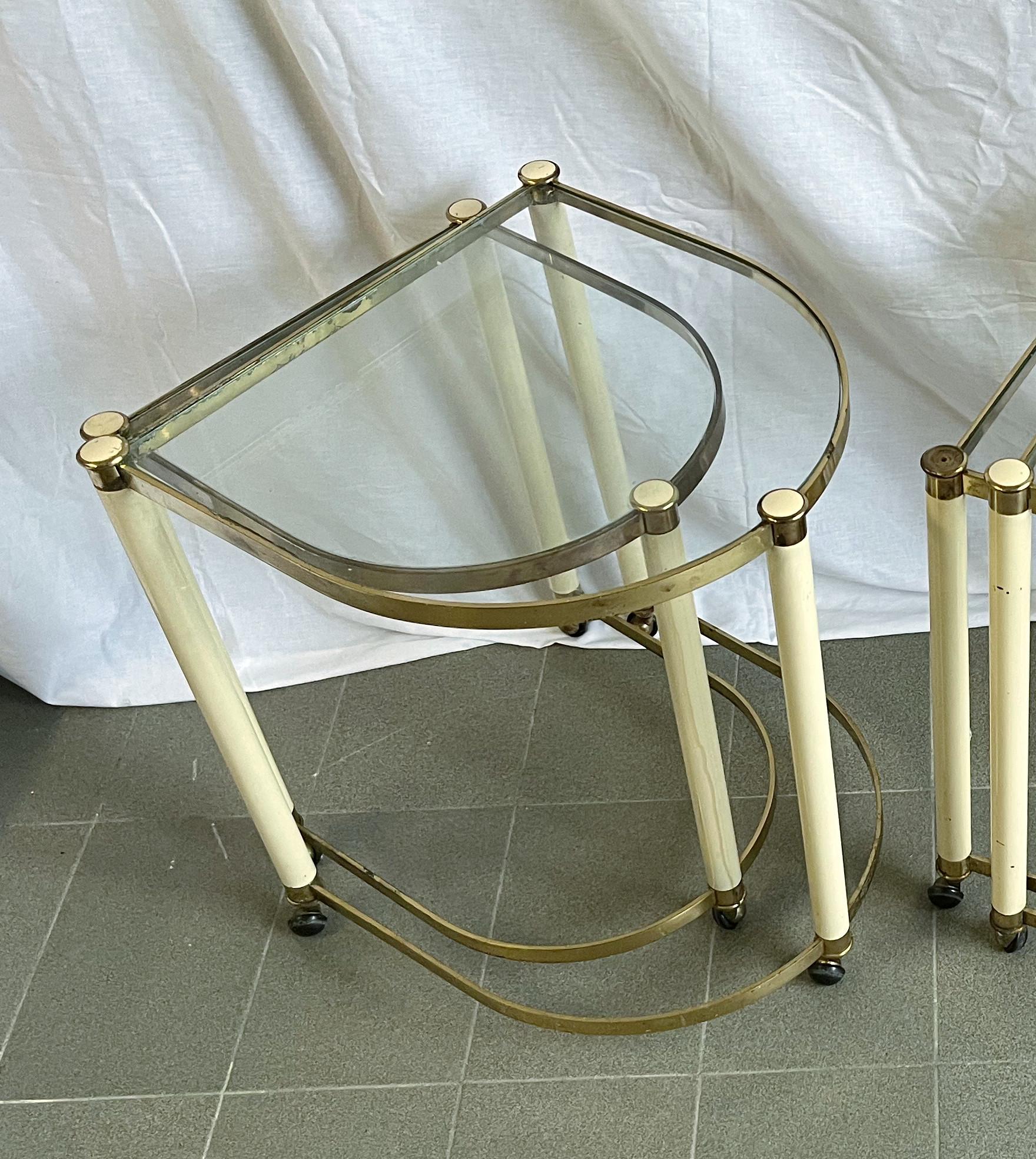 Mid-Century Modern Paire de tables gigognes italiennes sur roulettes en vente