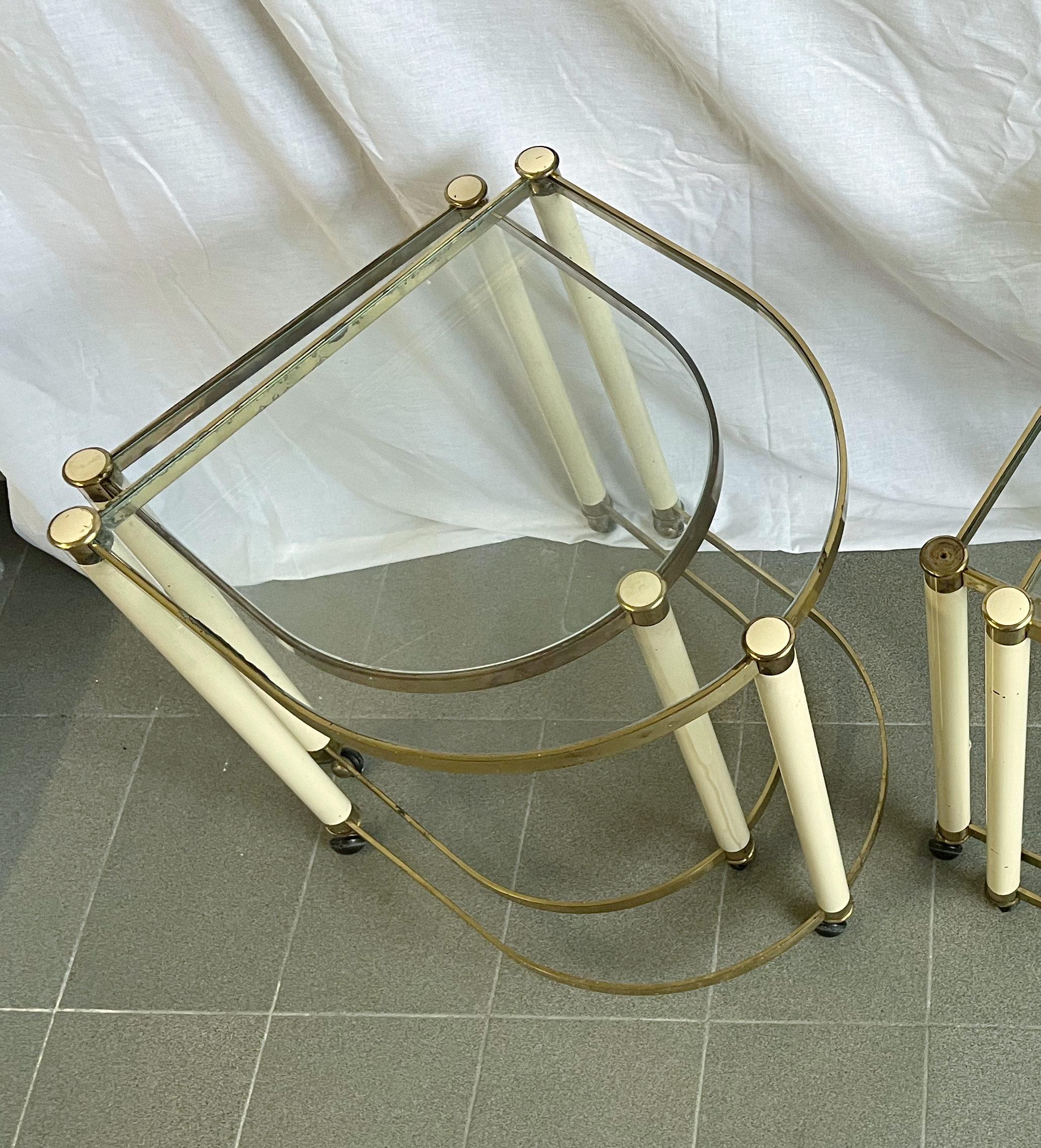 Paire de tables gigognes italiennes sur roulettes Bon état - En vente à Los Angeles, CA