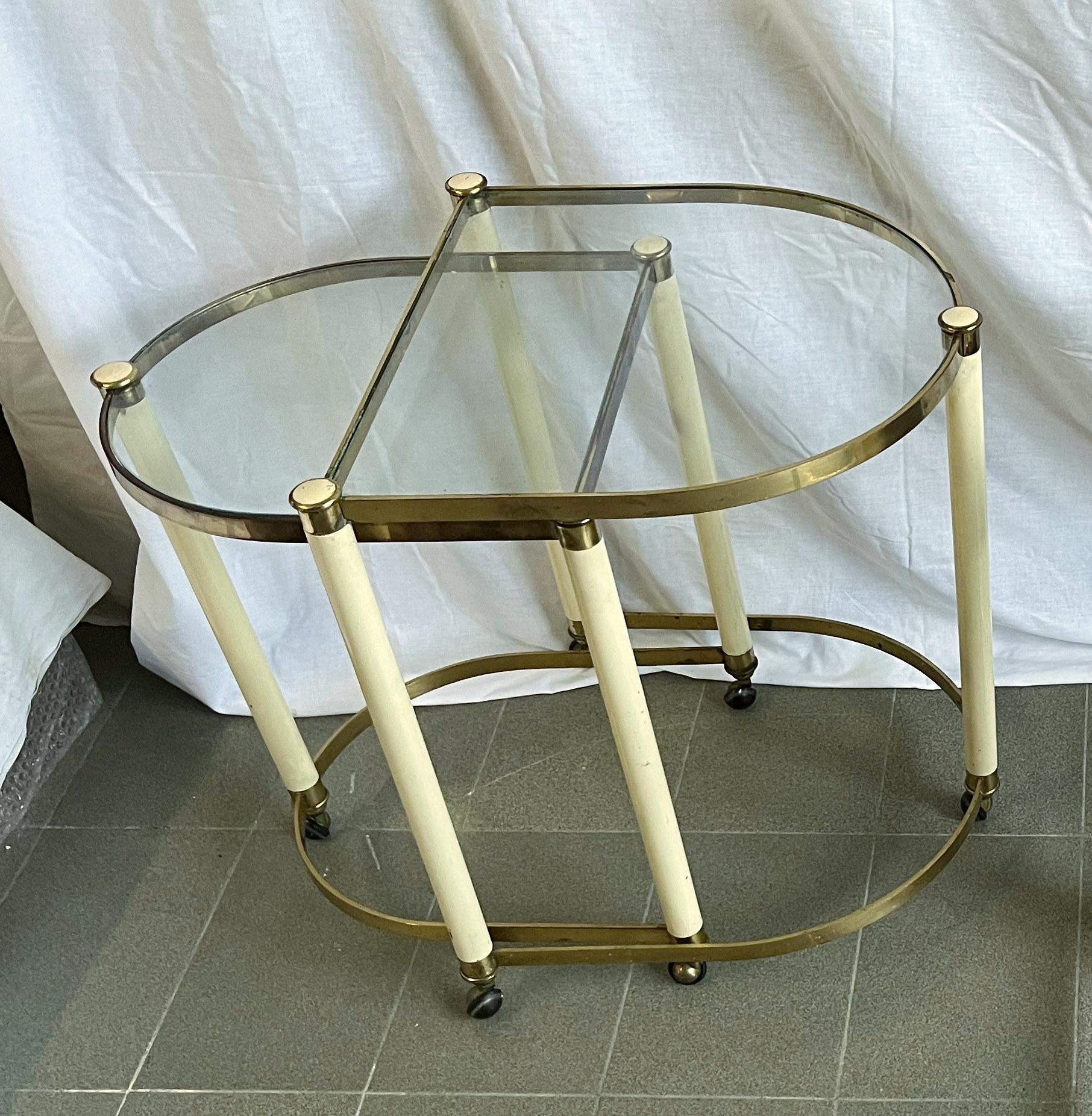 20ième siècle Paire de tables gigognes italiennes sur roulettes en vente