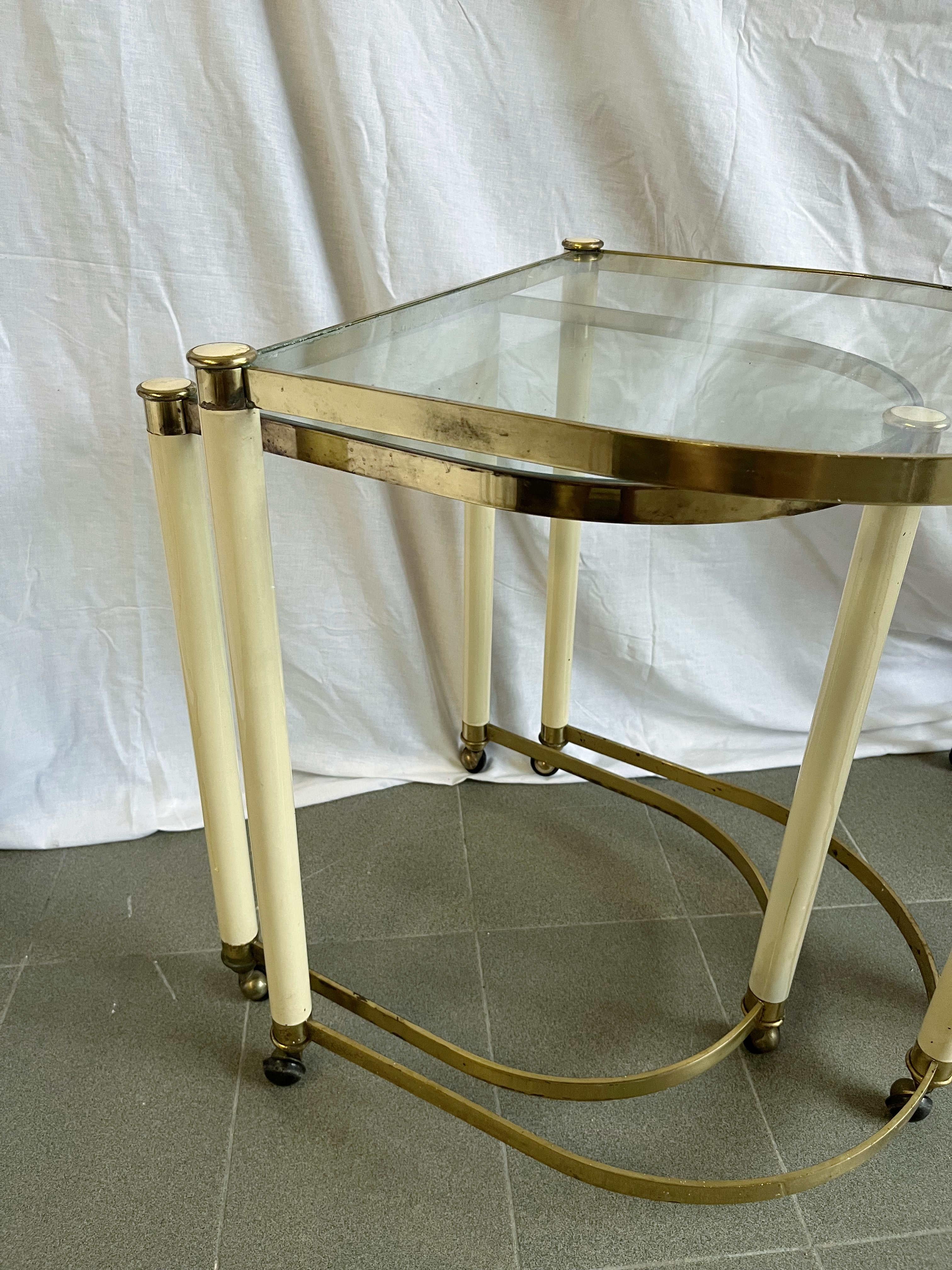 Laiton Paire de tables gigognes italiennes sur roulettes en vente