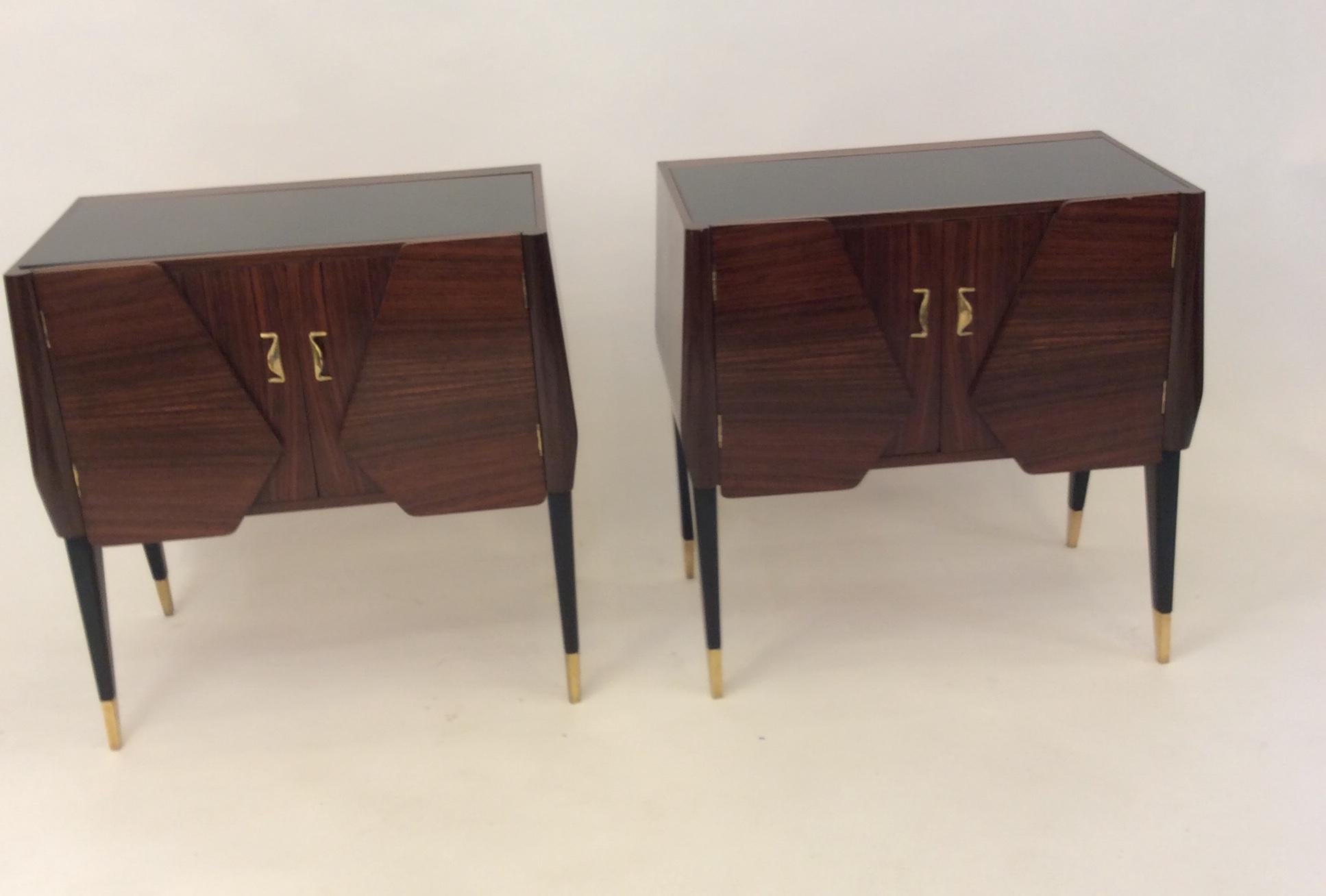 A beautiful pair of nightstands/side tables in mahogany veneer with brass hardware.