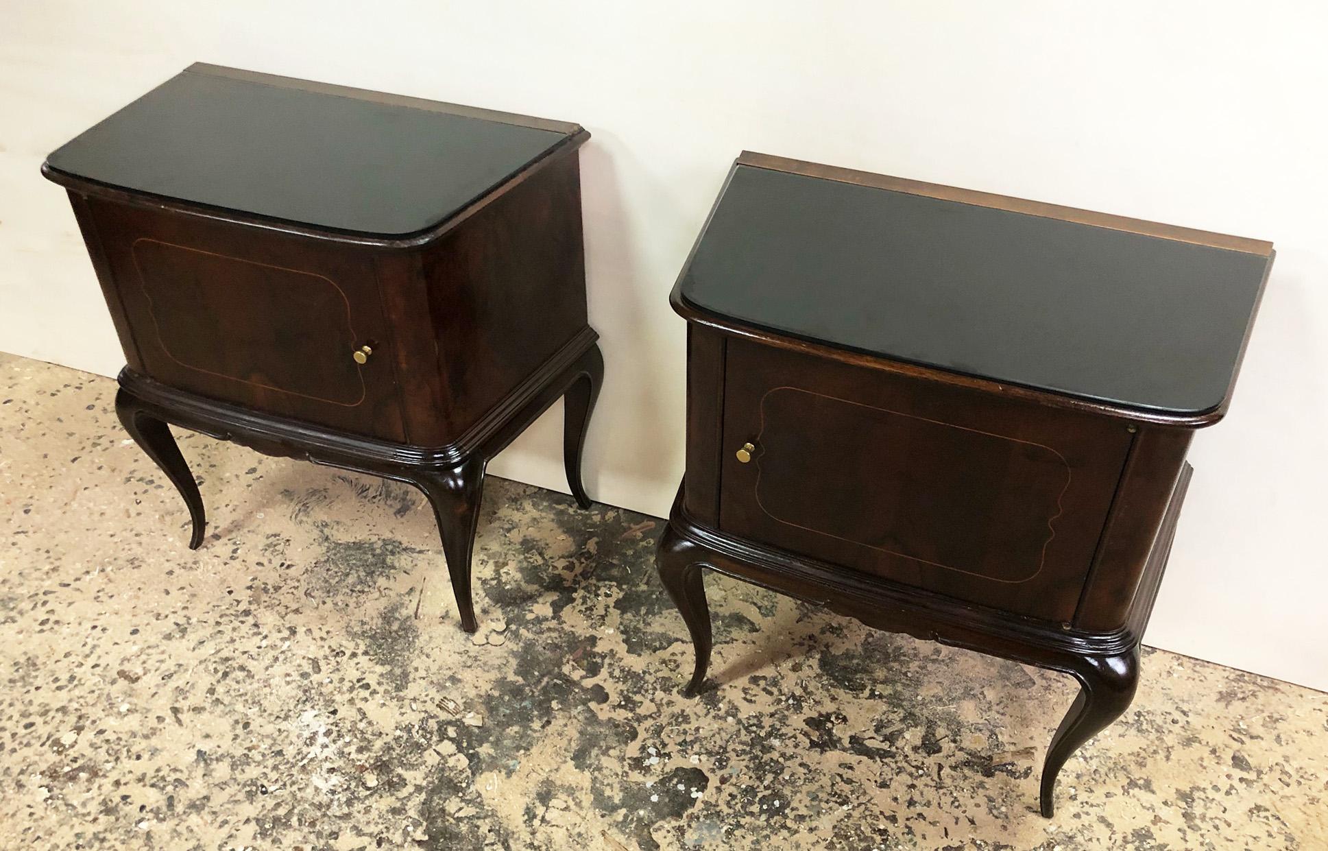 Mid-Century Modern Pair of Italian Night Stands, in Walnut  from 1950, Black Top For Sale