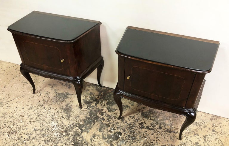 Mid-Century Modern Pair of Italian Night Stands, in Walnut and Mahogany from 1950, Black Top For Sale