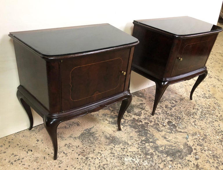 Mid-20th Century Pair of Italian Night Stands, in Walnut and Mahogany from 1950, Black Top For Sale