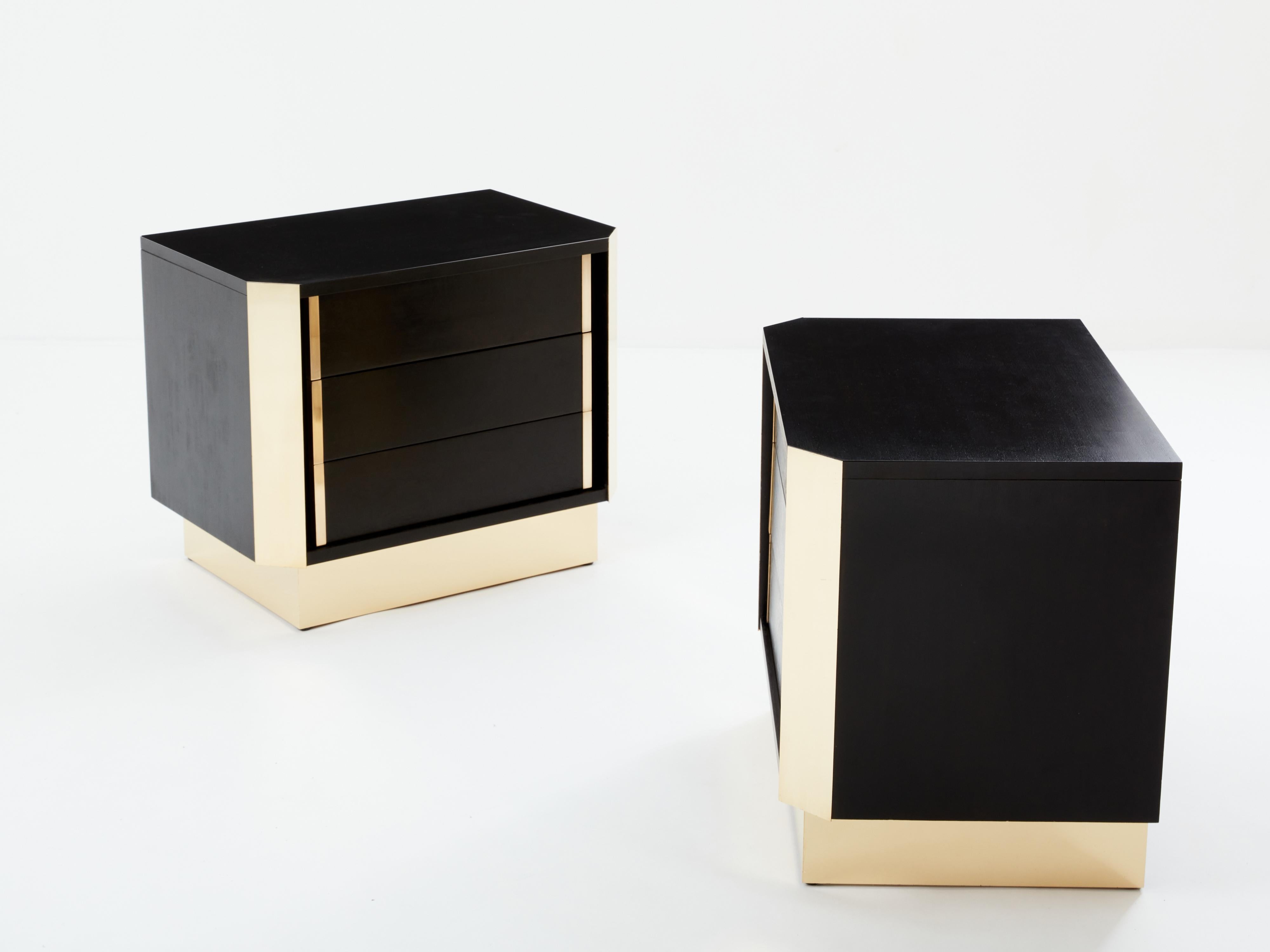 Pair of Italian nightstands ebonized oak wood and brass 1970s In Good Condition For Sale In Paris, IDF