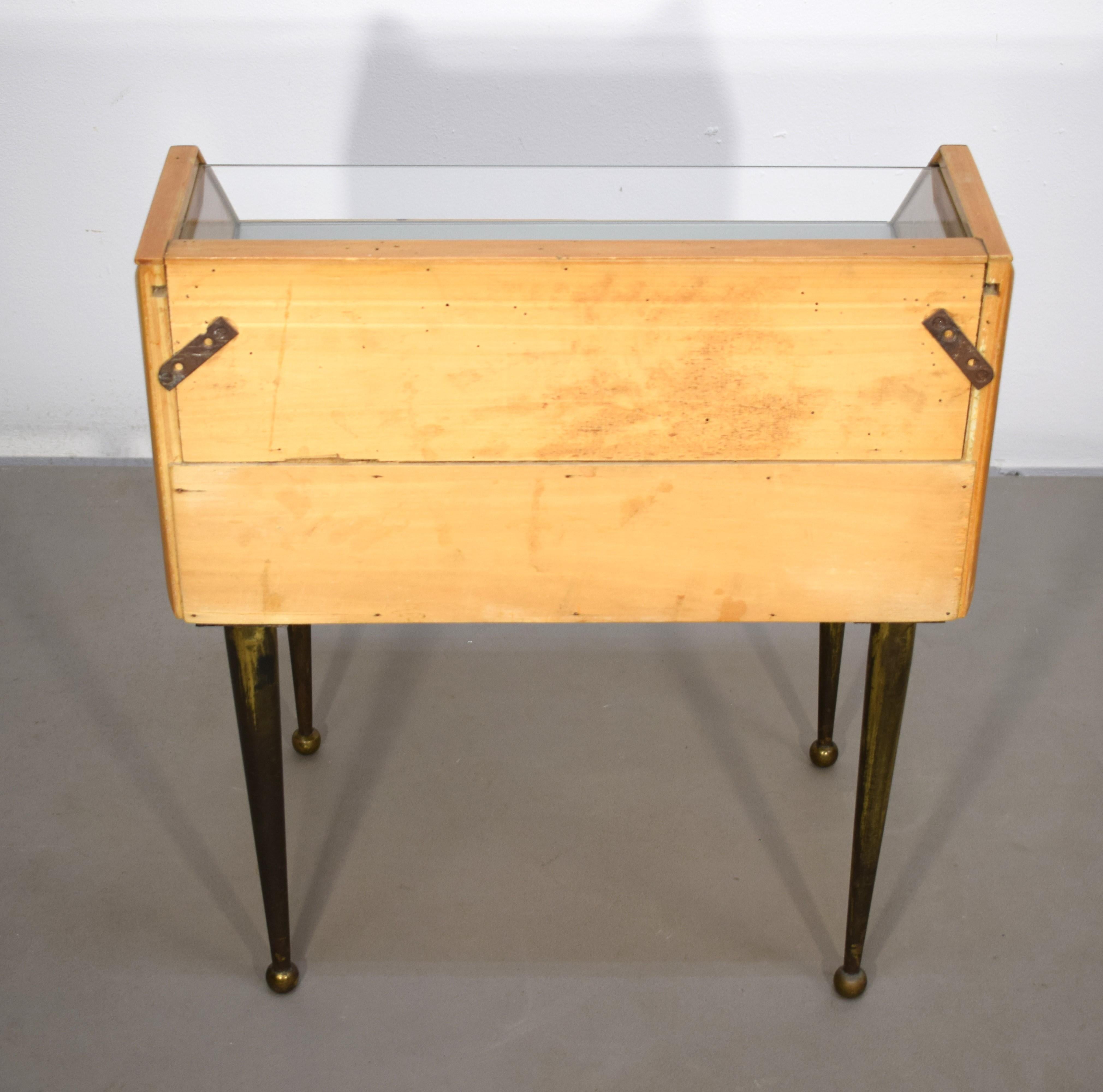 Pair of Italian nightstands, wood, brass and glass, 1950s For Sale 4