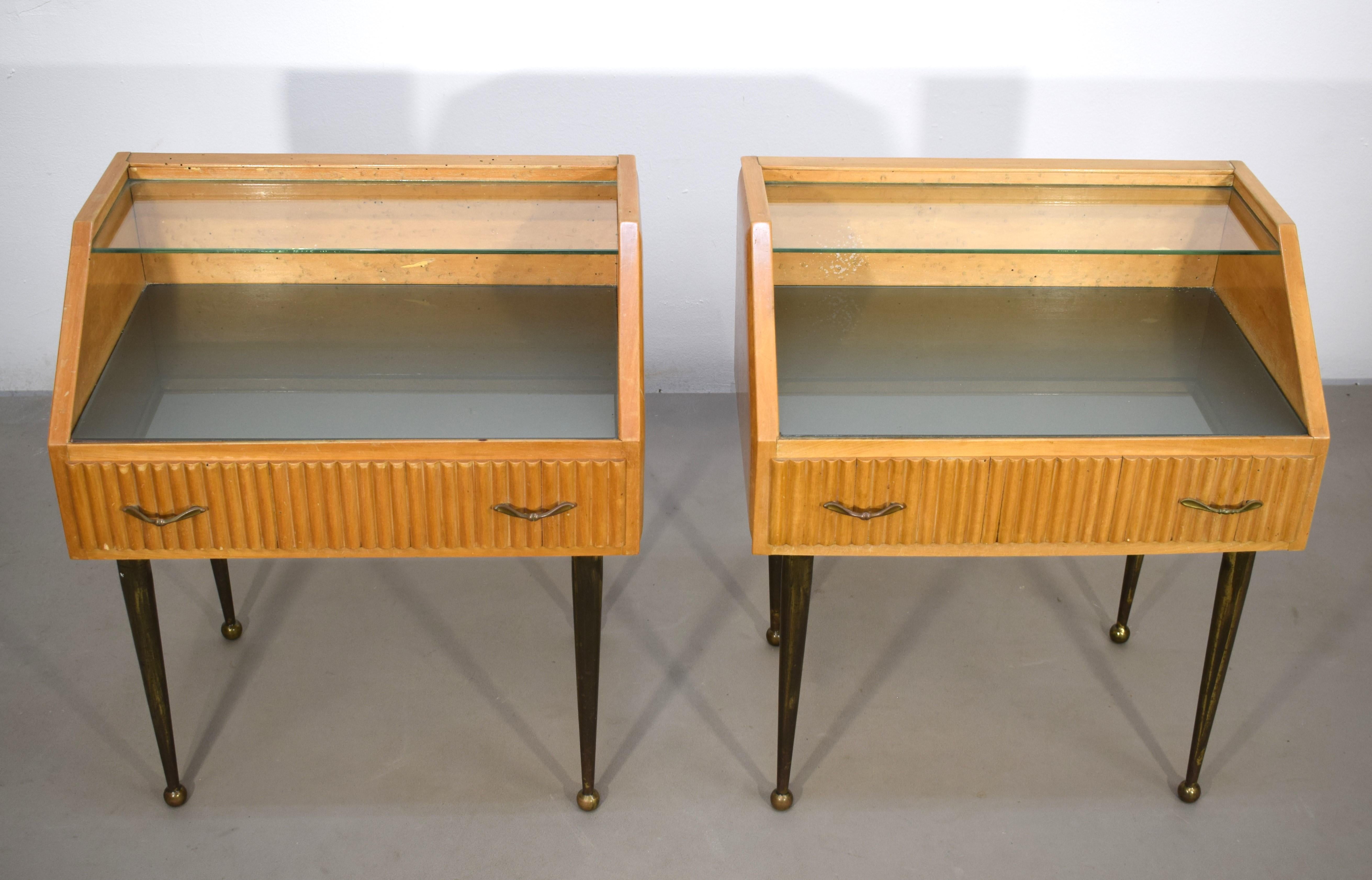 Pair of Italian nightstands, wood, brass and glass, 1950s.

Dimensions: H= 61 cm; W= 52 cm; D= 34 cm.