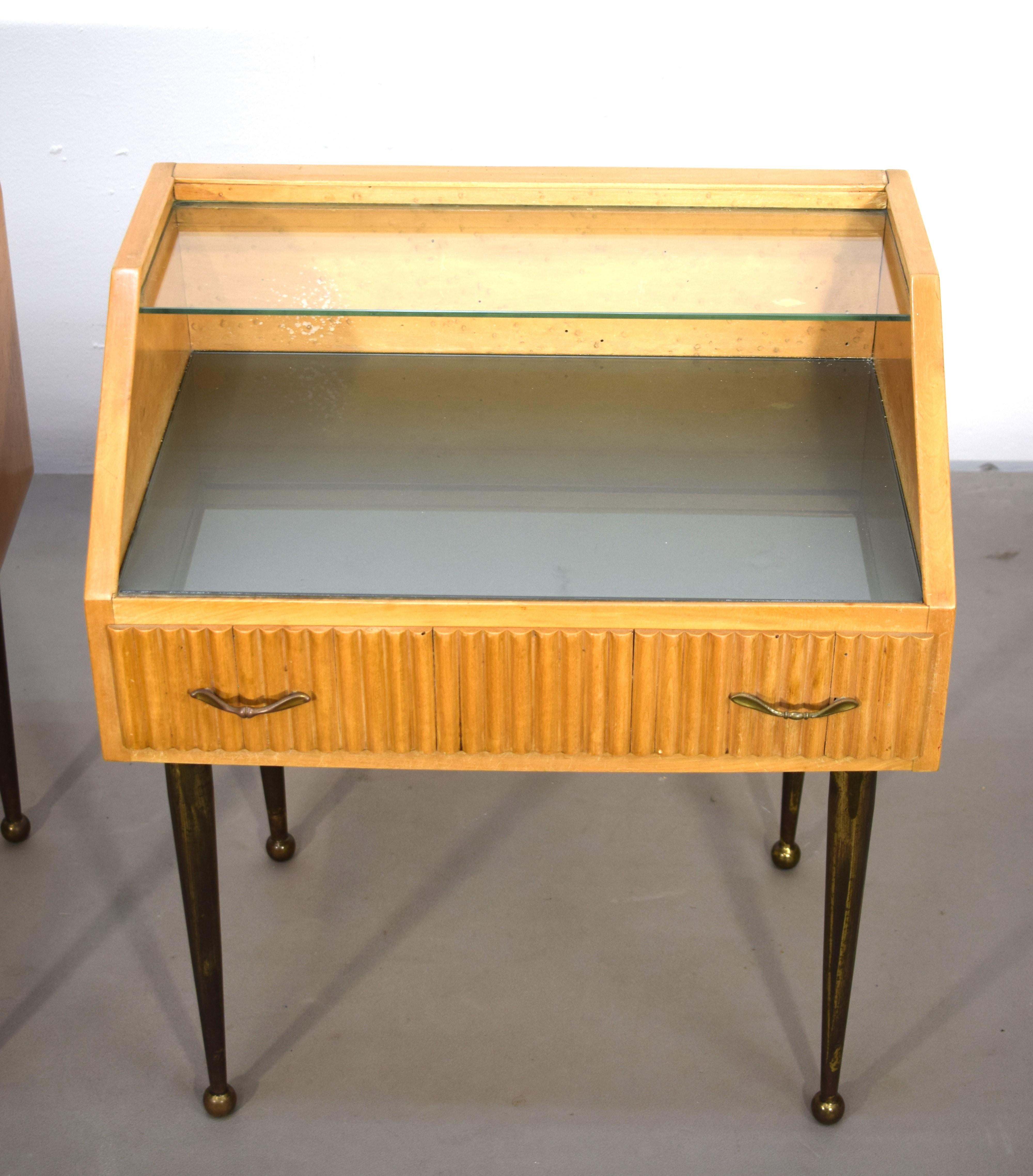 Mid-Century Modern Pair of Italian nightstands, wood, brass and glass, 1950s For Sale