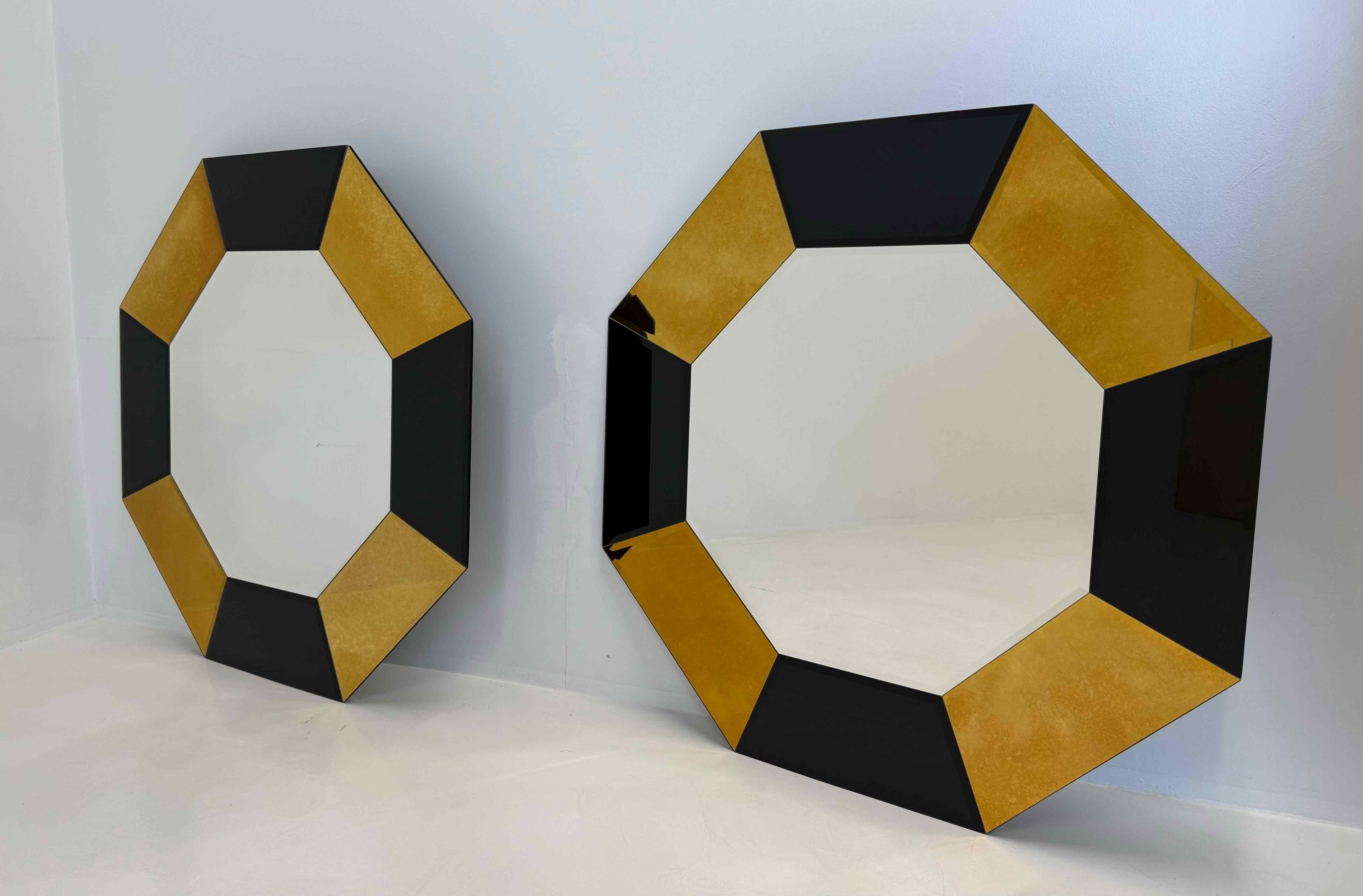 Cette élégante paire de miroirs muraux italiens, fabriqués vers le début des années 2000, présente une forme octogonale distinctive et un design géométrique audacieux.

Chaque miroir est entouré d'un cadre modulaire composé de panneaux de verre