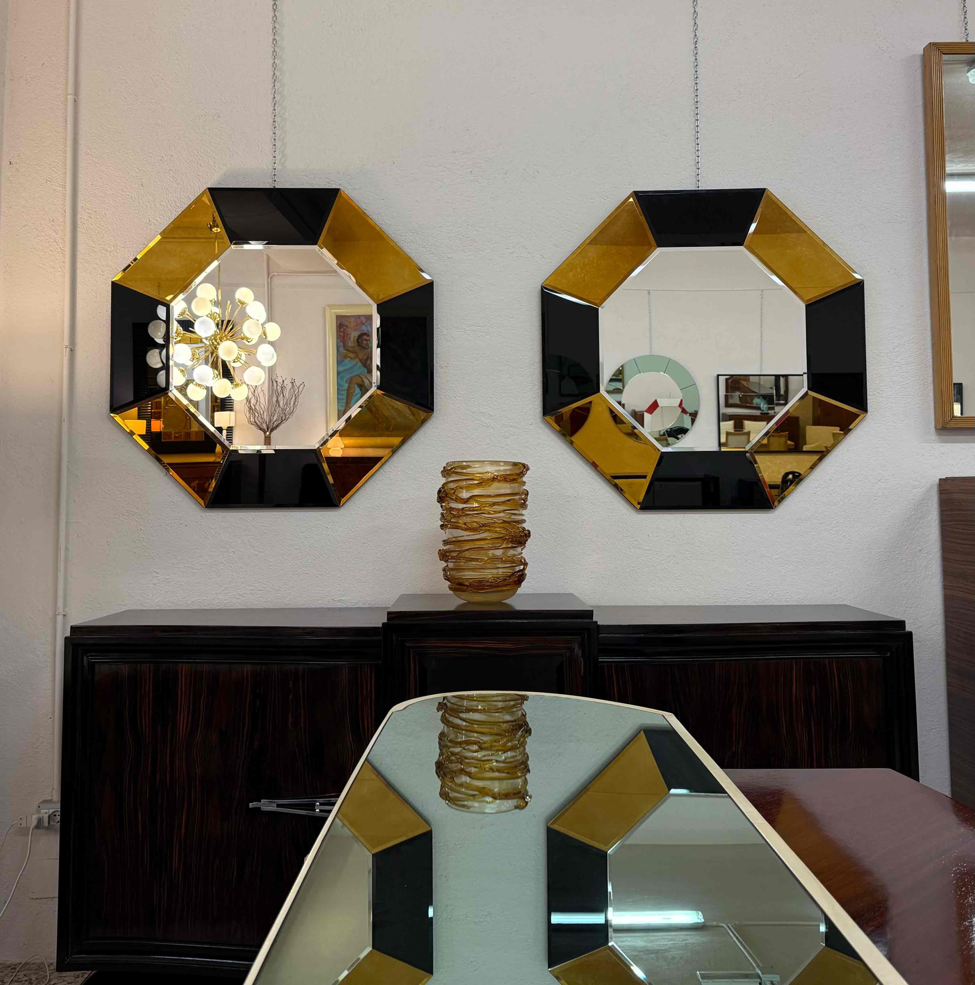 Paire de miroirs octogonaux italiens en verre miroité noir et or en vente 3