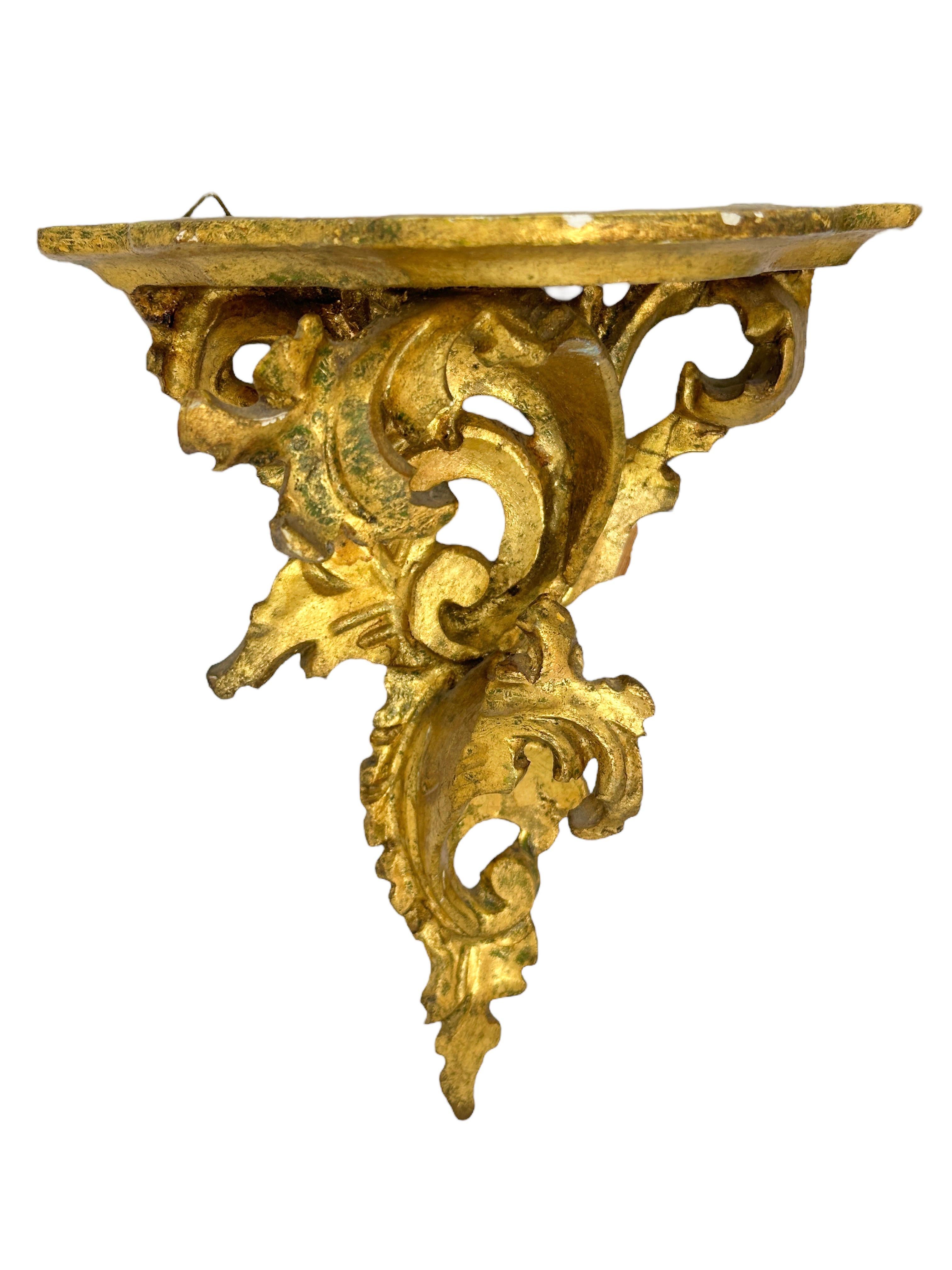Pair of Italian Old Venetian Wall Shelf, Gilded Carved Acanthus, Rococo Style In Good Condition For Sale In Nuernberg, DE