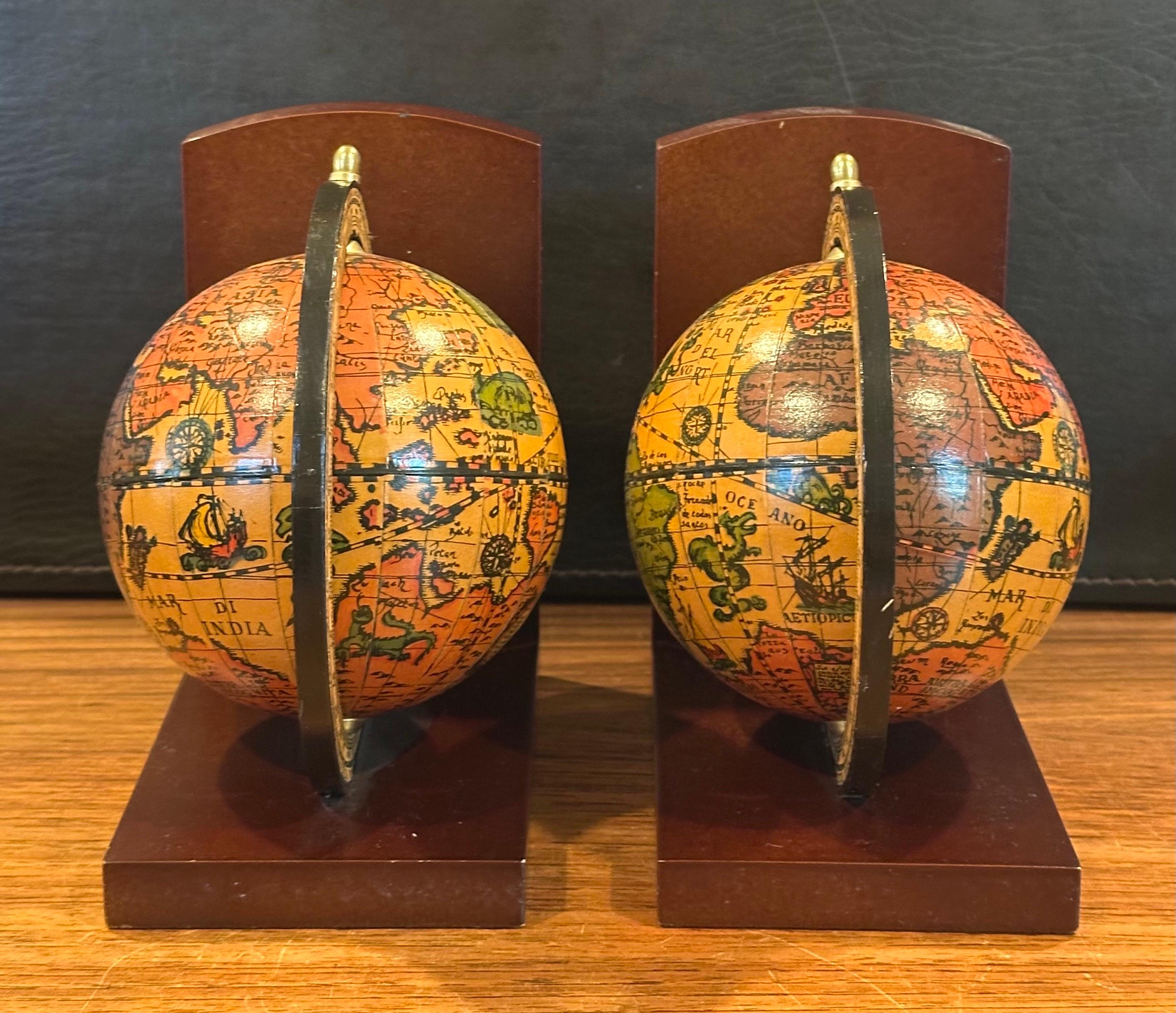 Paire de serre-livres à globe de style « Old World » italien sur socle en bois en vente 4