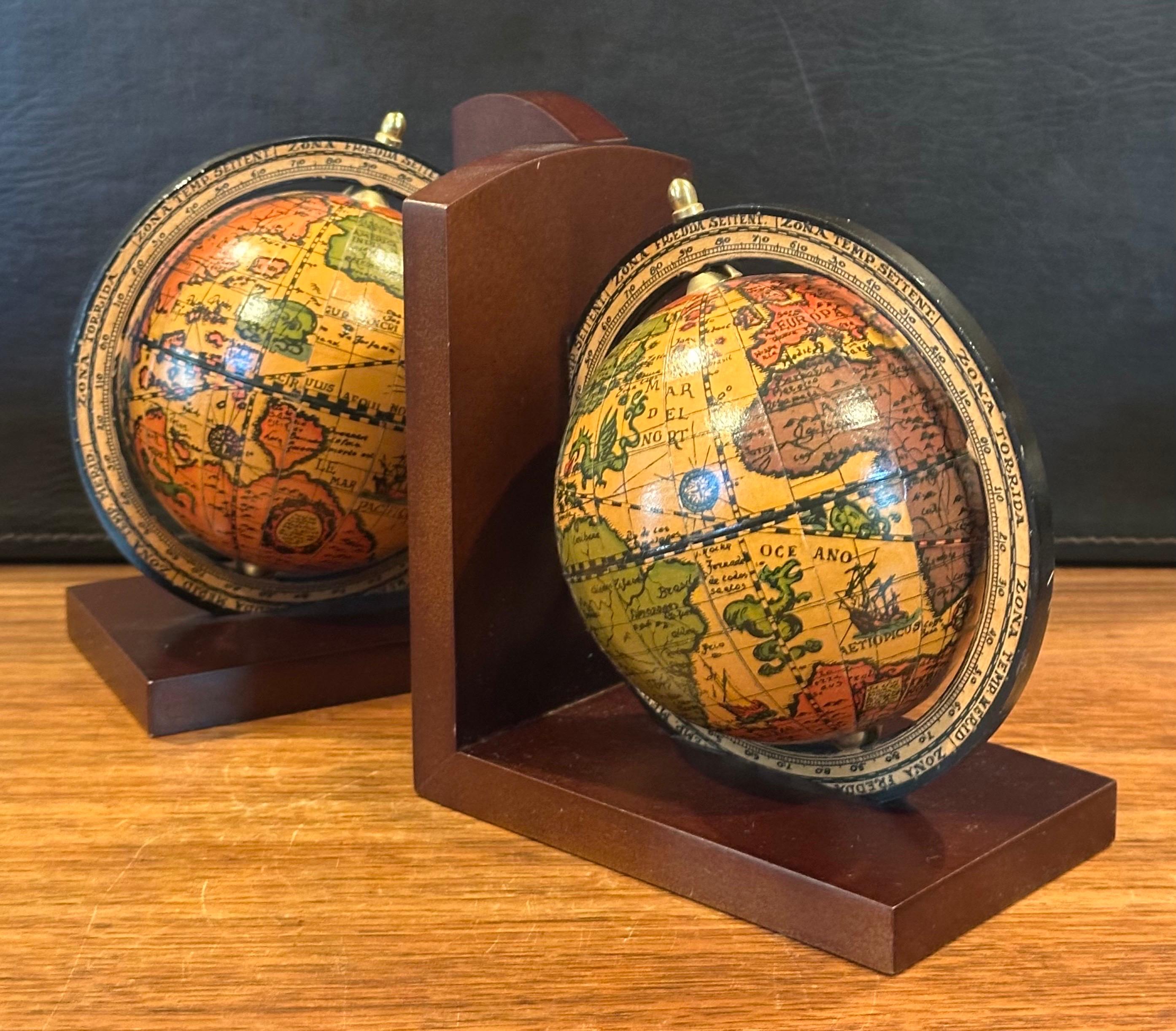 Paire de serre-livres à globe de style « Old World » italien sur socle en bois en vente 5