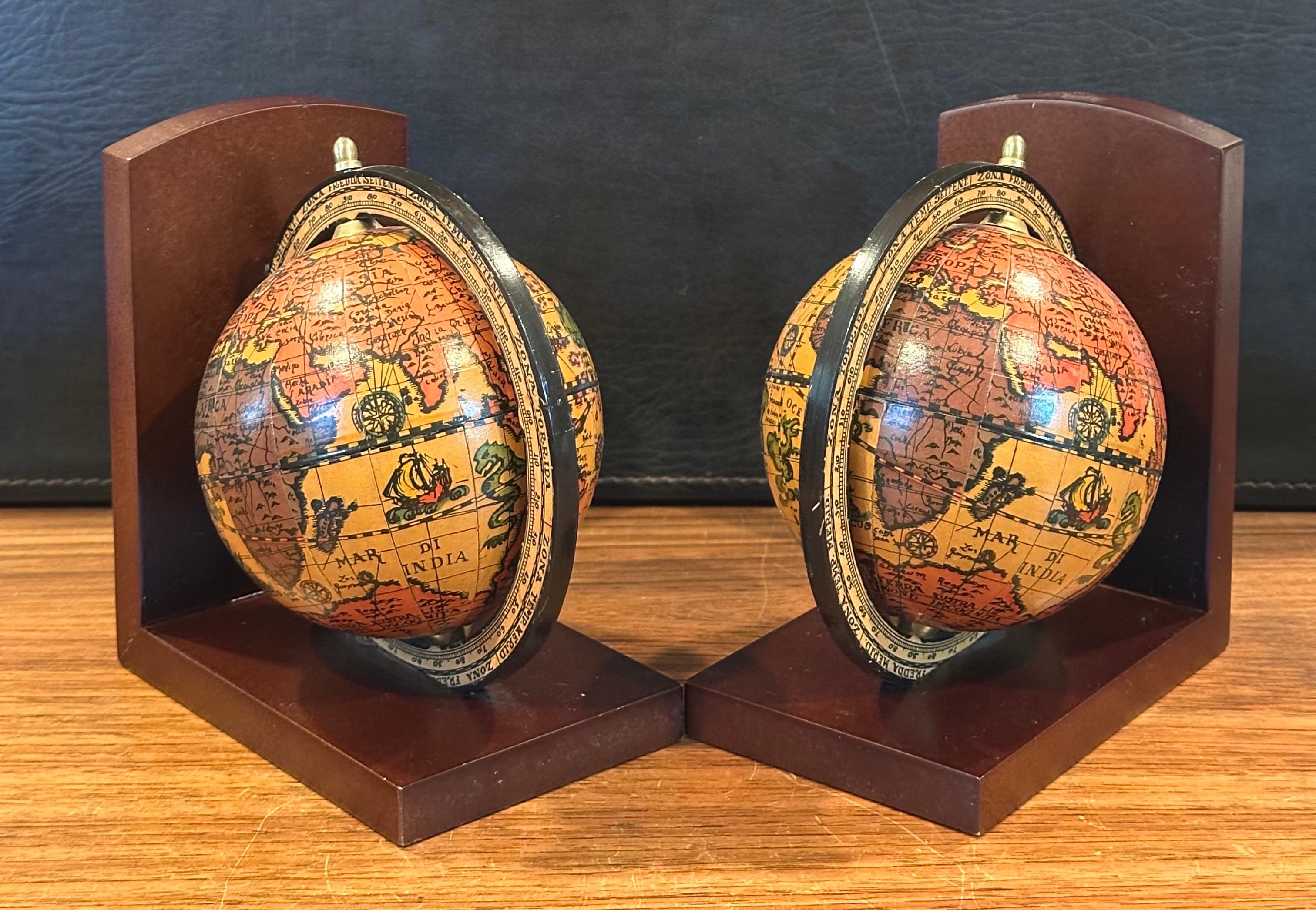 Paire de serre-livres à globe de style « Old World » italien sur socle en bois en vente 6
