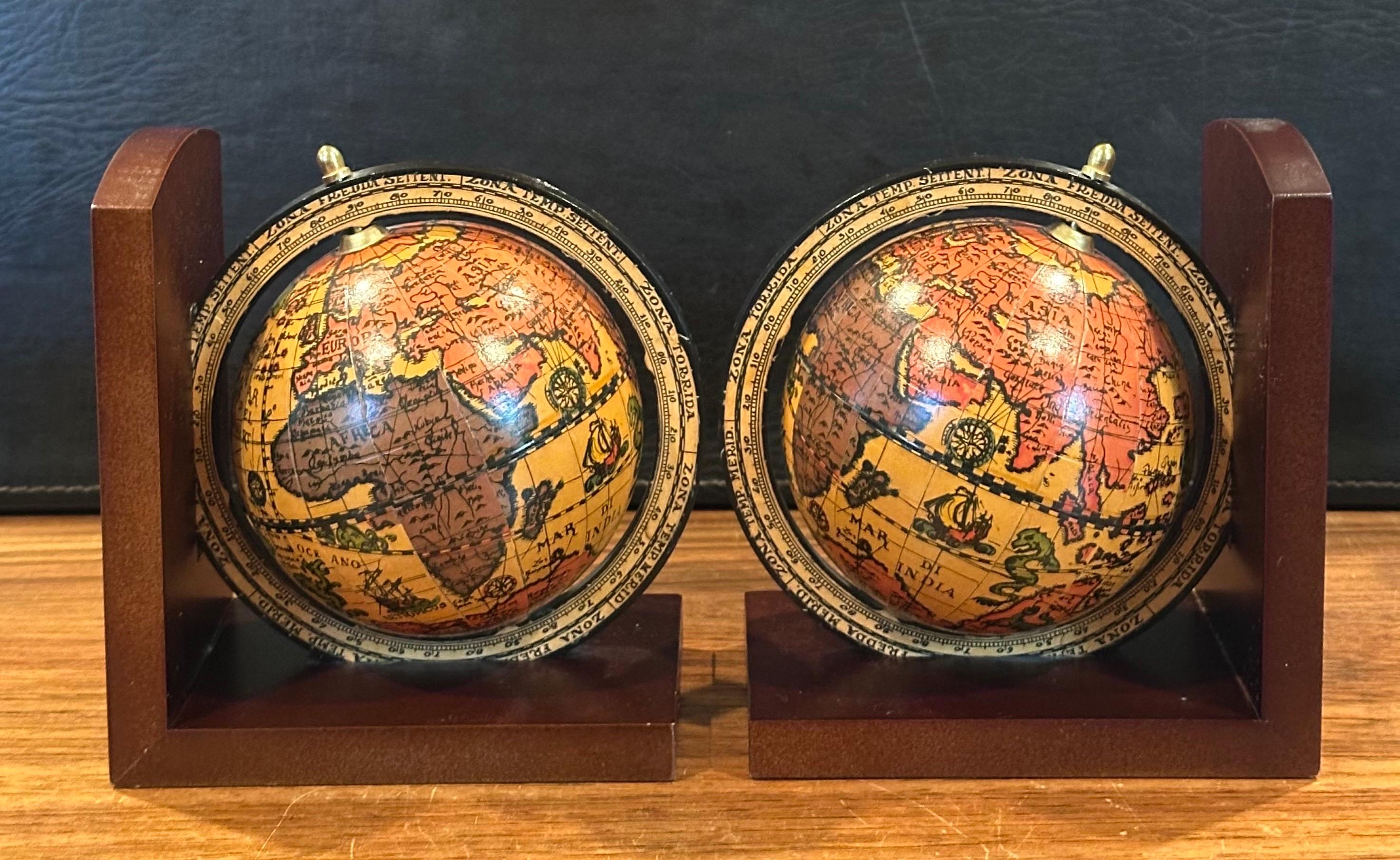 Paire de serre-livres à globe de style « Old World » italien sur socle en bois en vente 7