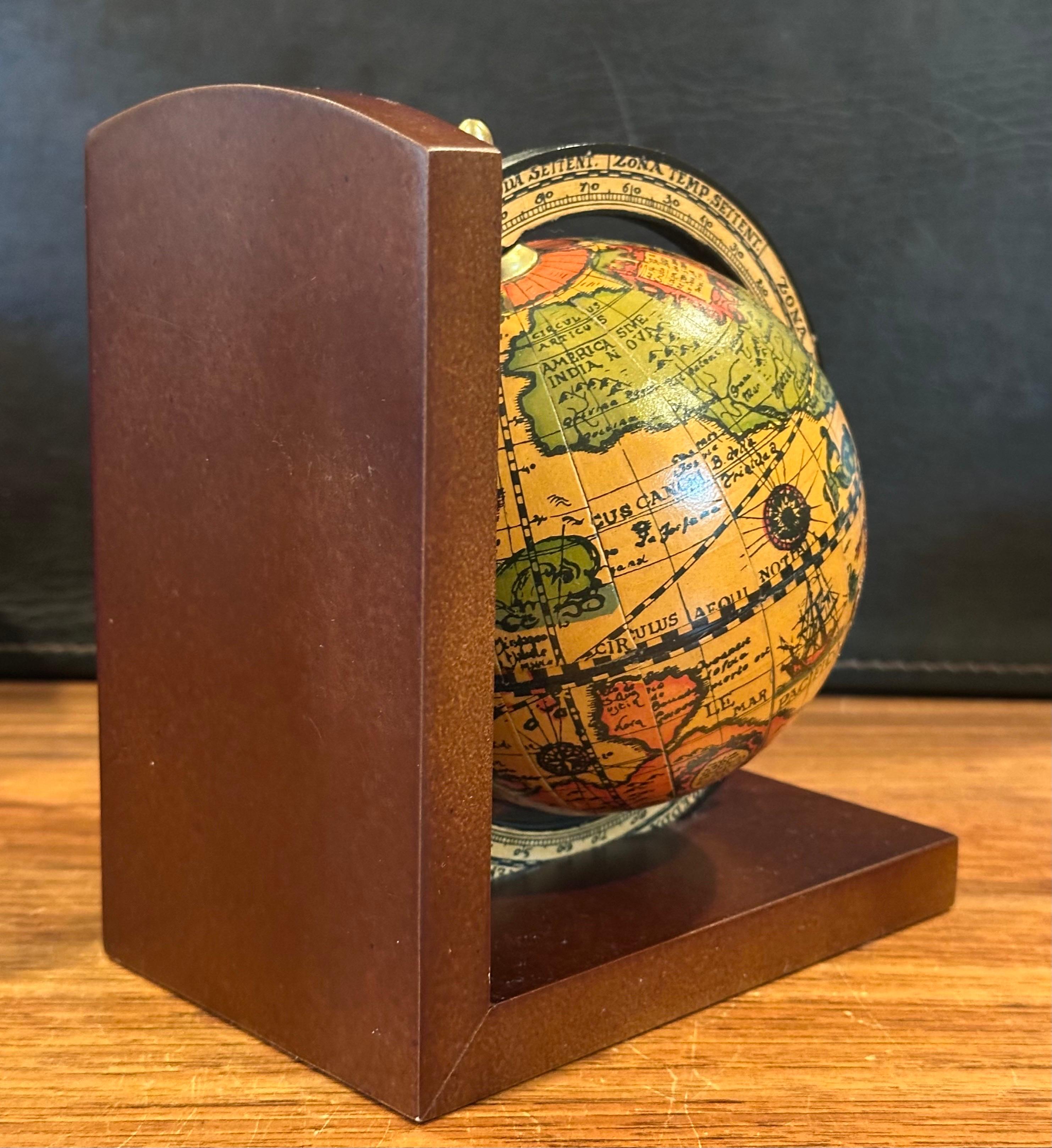 Paire de serre-livres à globe de style « Old World » italien sur socle en bois en vente 9