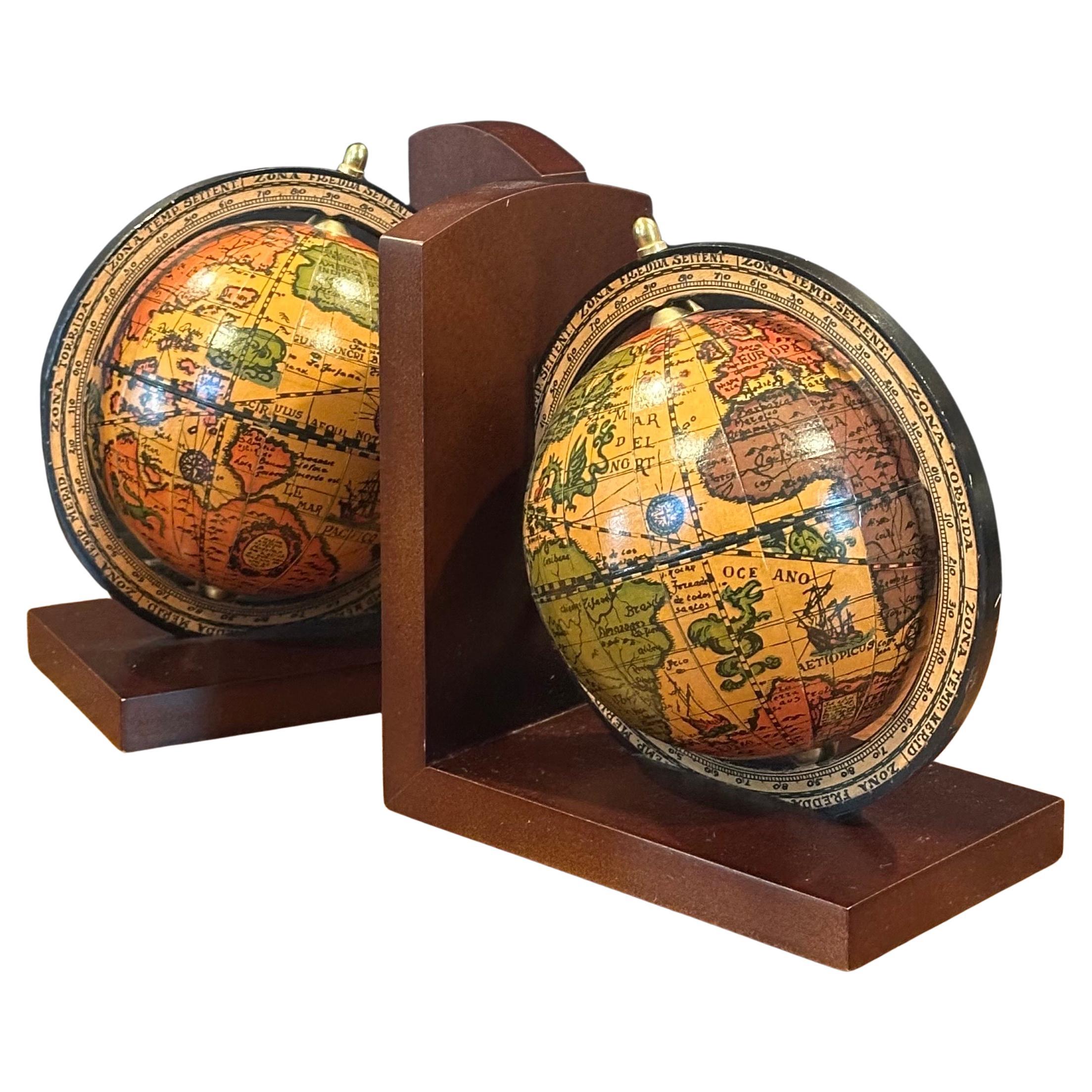 Paire de serre-livres à globe de style « Old World » italien sur socle en bois en vente 11