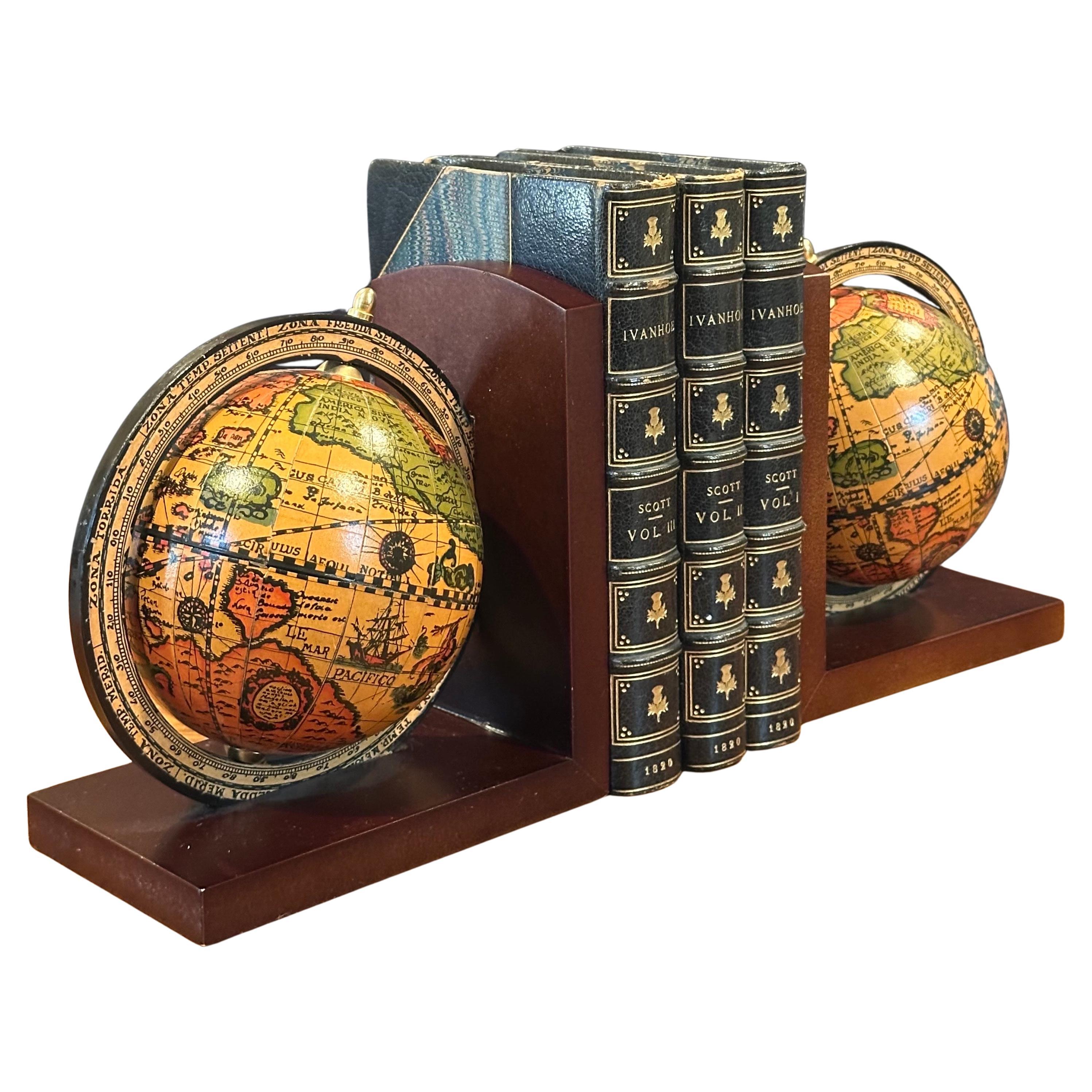 Paire classique de serre-livres globe de style italien ancien sur des bases en bois en forme de 