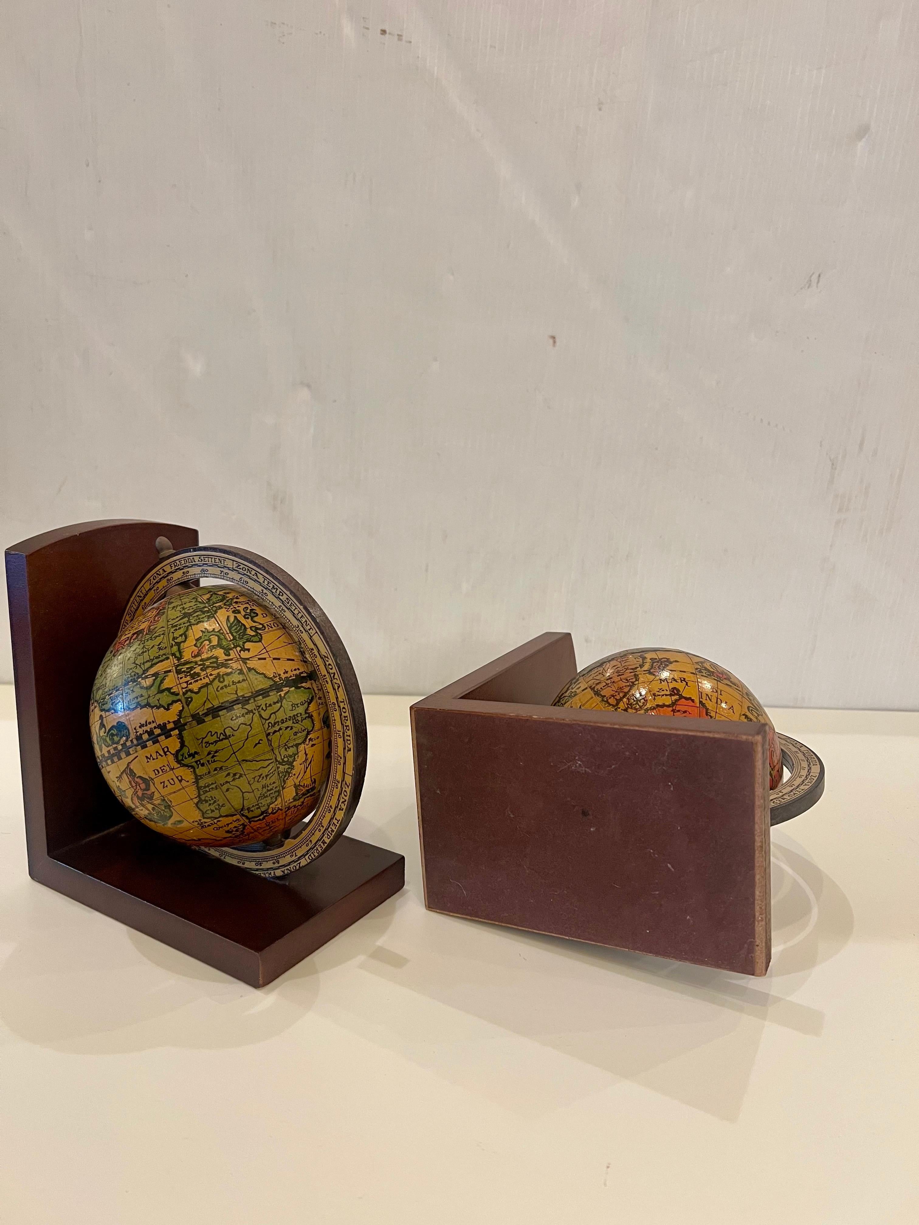 Mid-Century moderno Coppia di fermalibri a forma di globo in stile 