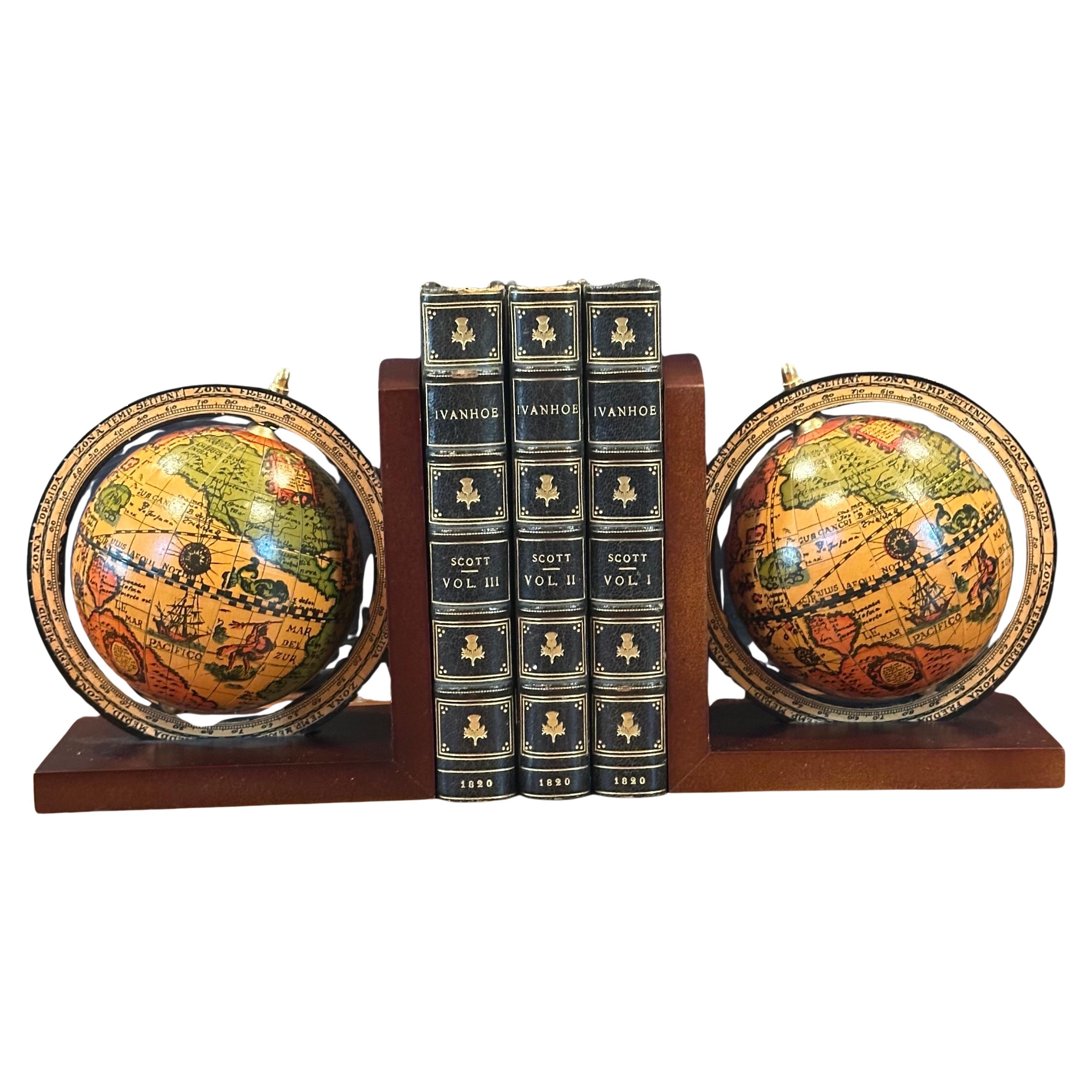Mid-Century Modern Paire de serre-livres à globe de style « Old World » italien sur socle en bois en vente