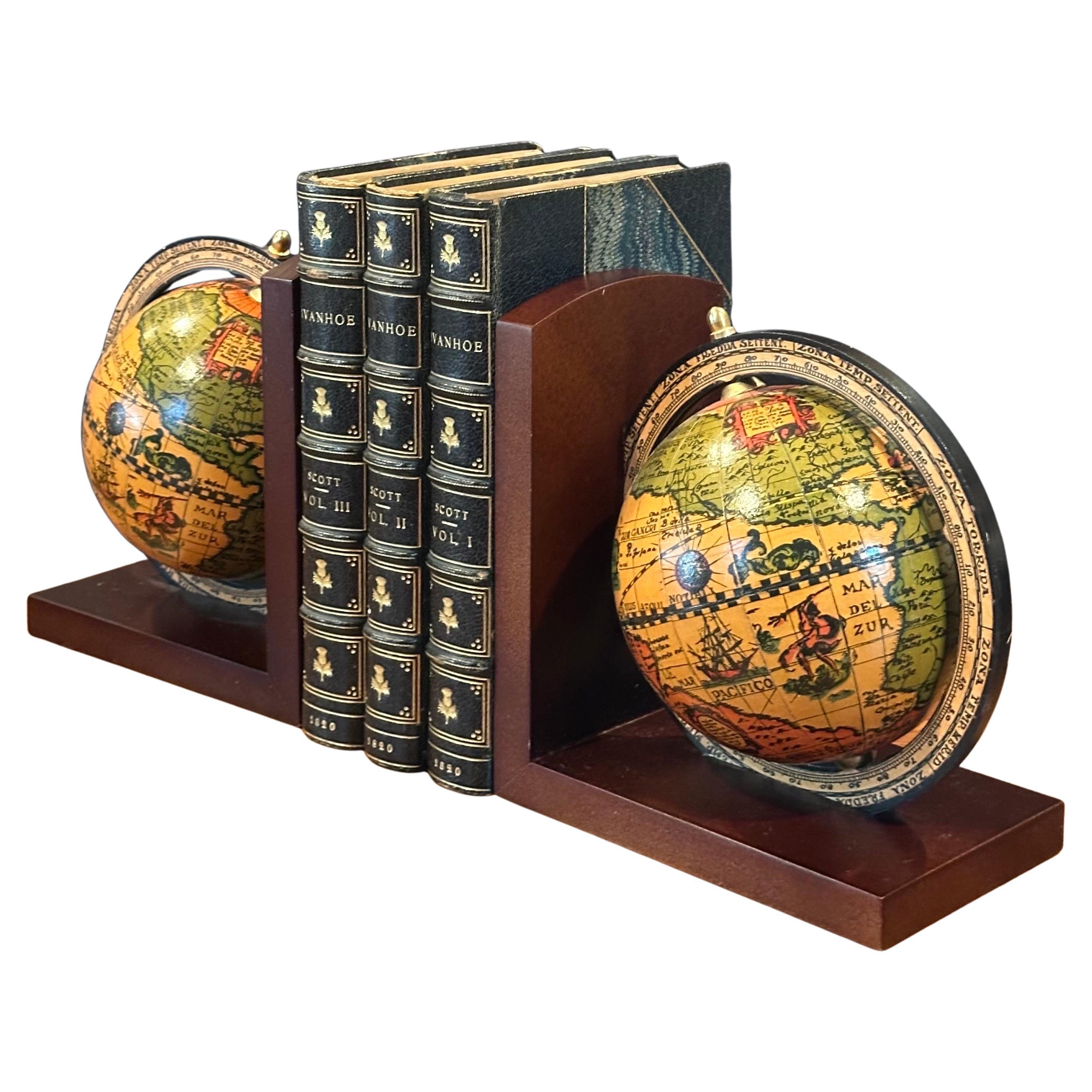 Paire de serre-livres à globe de style « Old World » italien sur socle en bois Bon état - En vente à San Diego, CA
