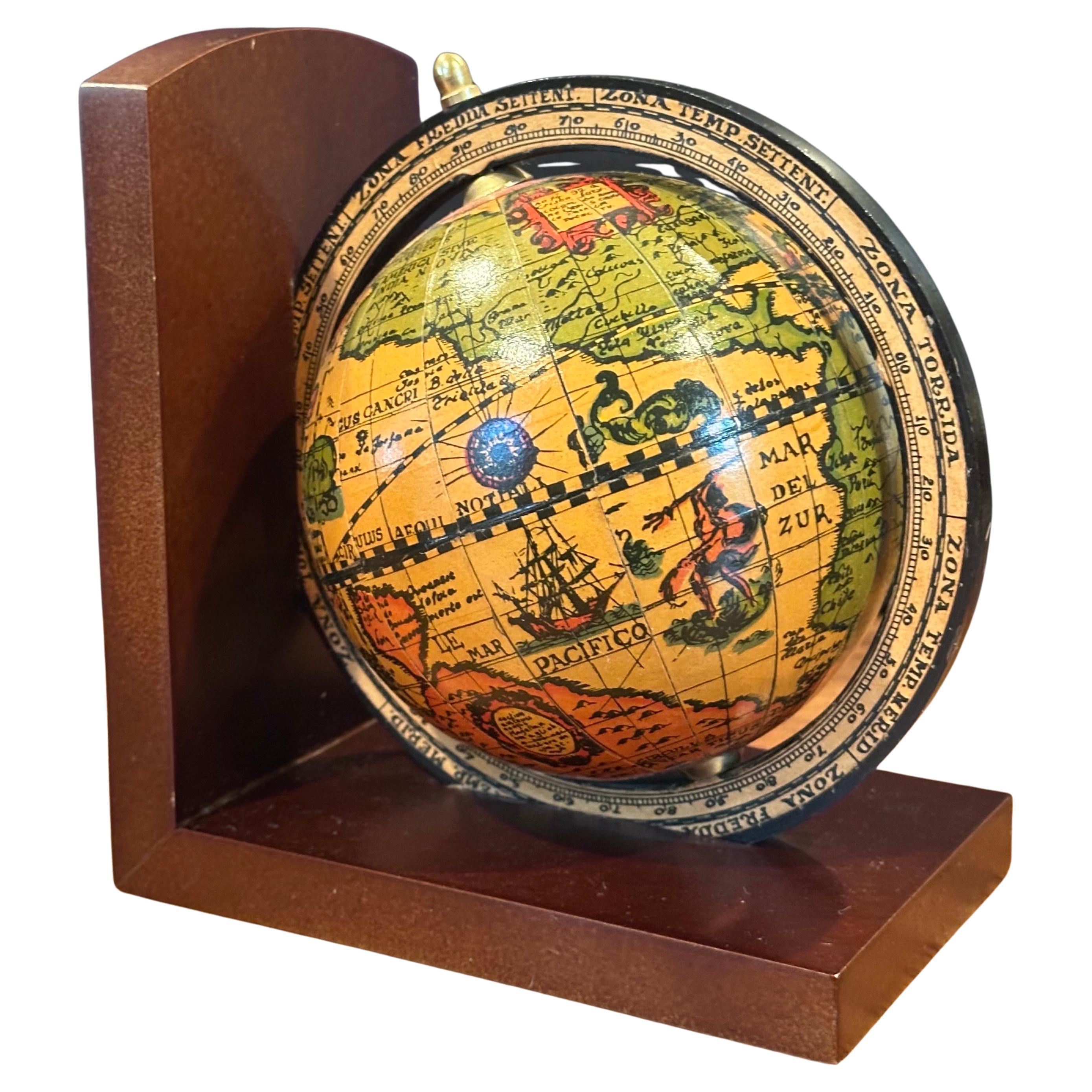 20ième siècle Paire de serre-livres à globe de style « Old World » italien sur socle en bois en vente
