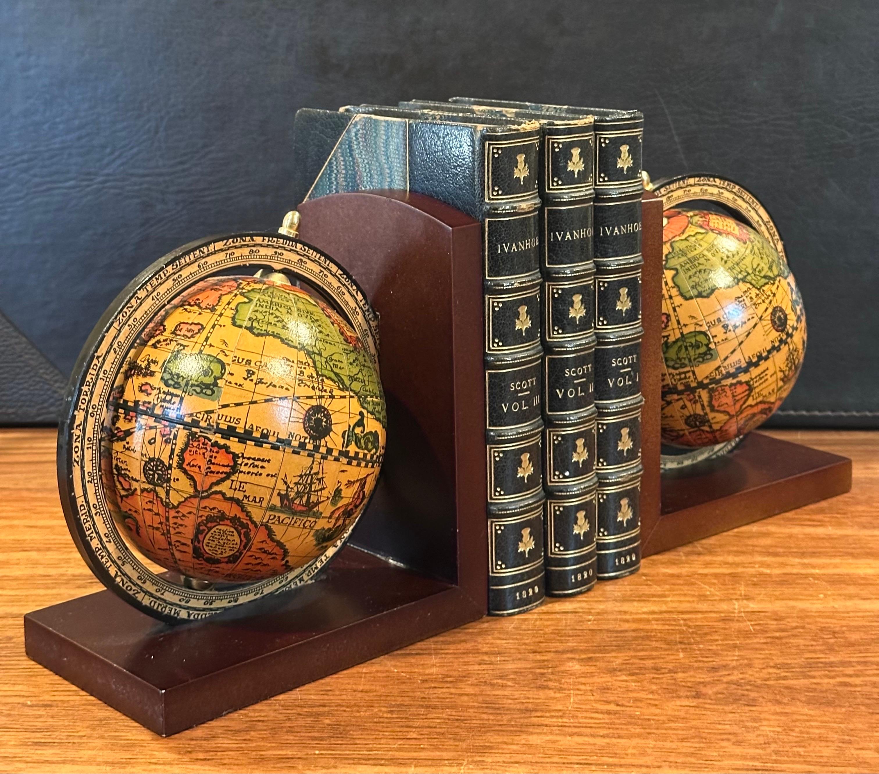 Métal Paire de serre-livres à globe de style « Old World » italien sur socle en bois en vente