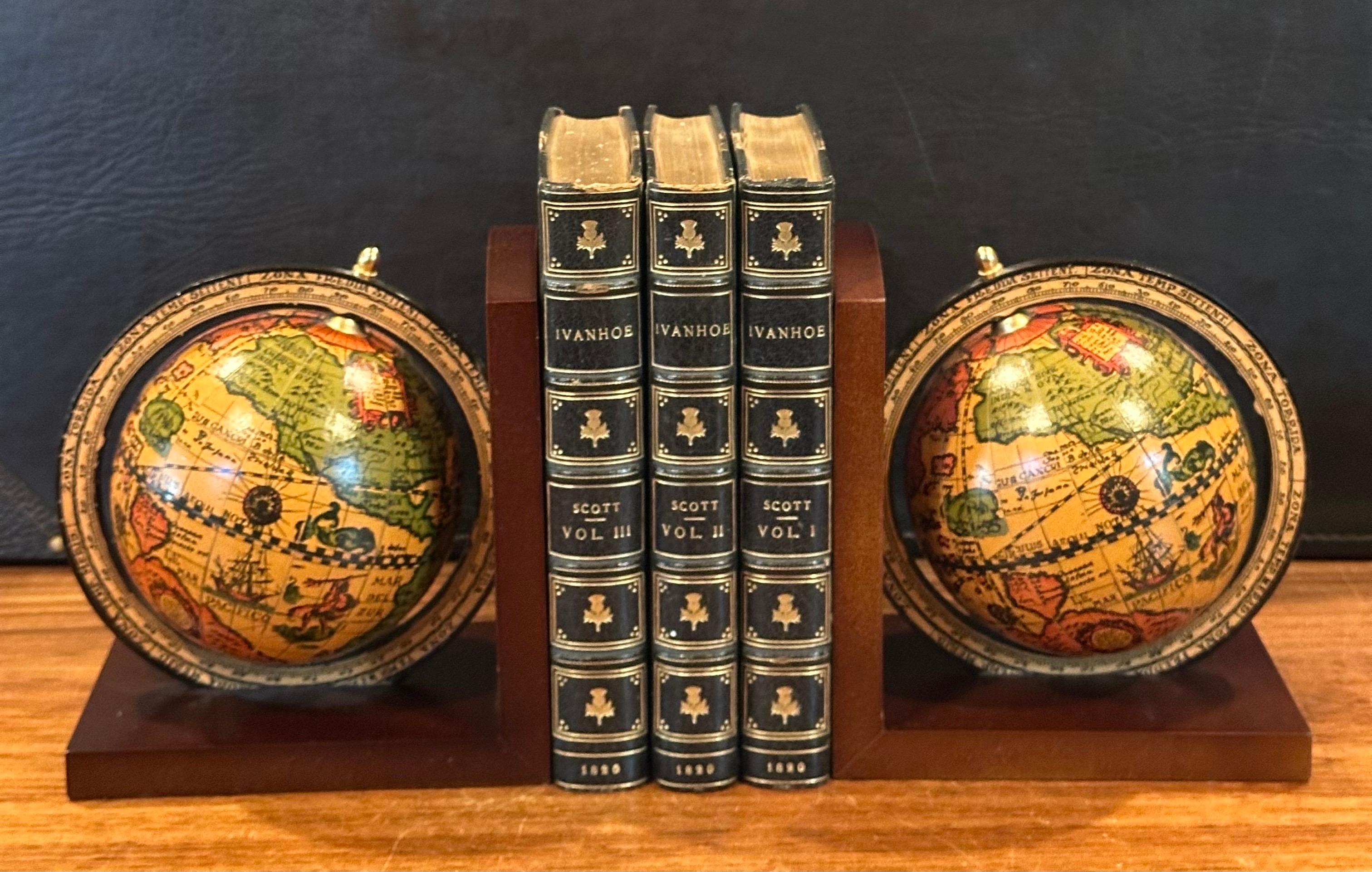 Paire de serre-livres à globe de style « Old World » italien sur socle en bois en vente 1