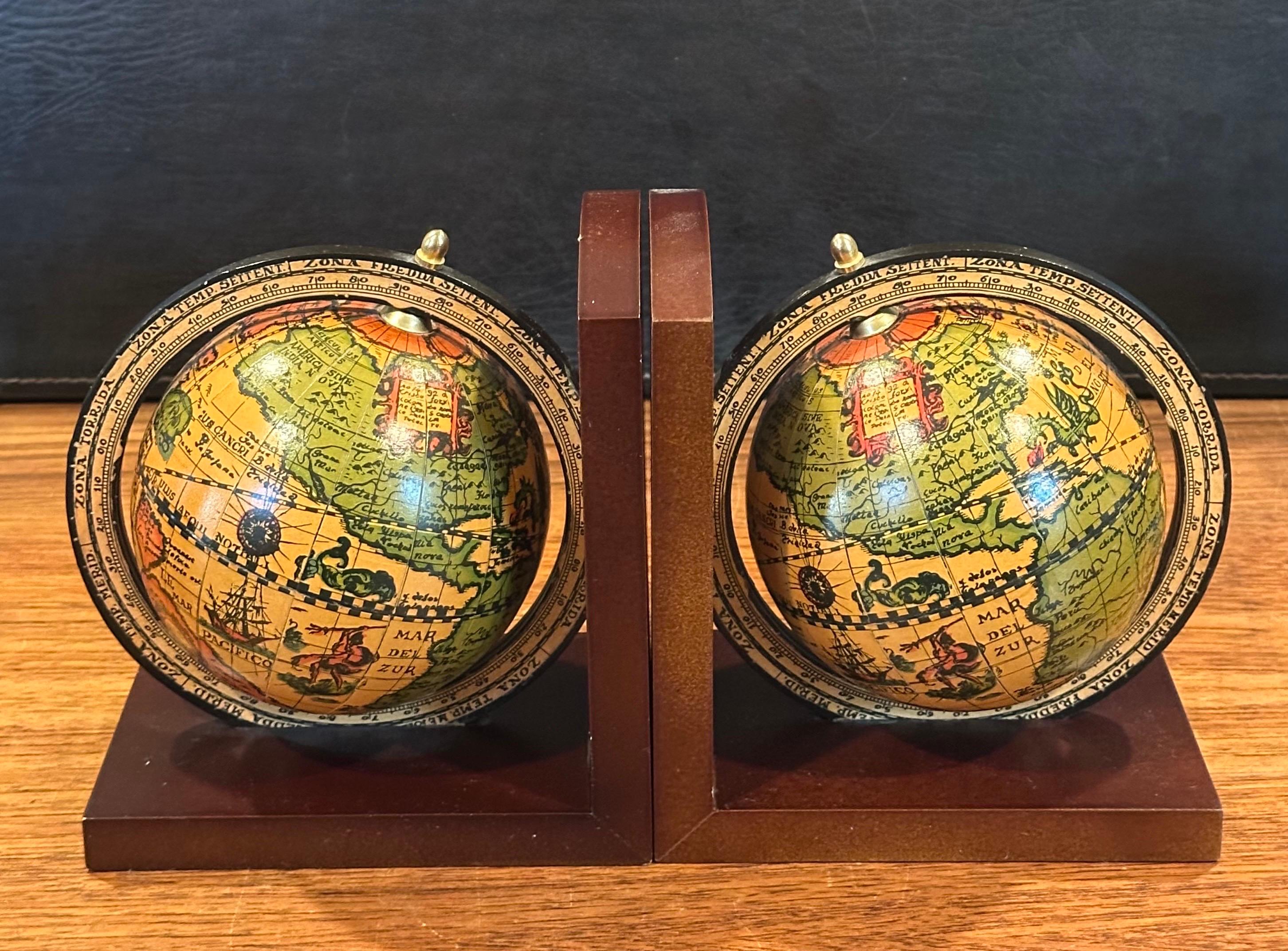 Paire de serre-livres à globe de style « Old World » italien sur socle en bois en vente 2
