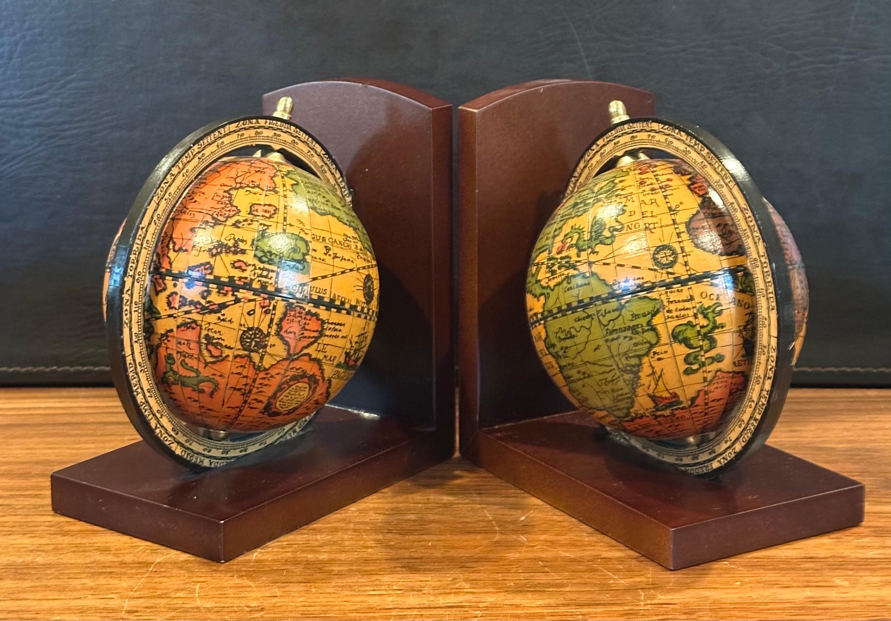 Paire de serre-livres à globe de style « Old World » italien sur socle en bois en vente 3