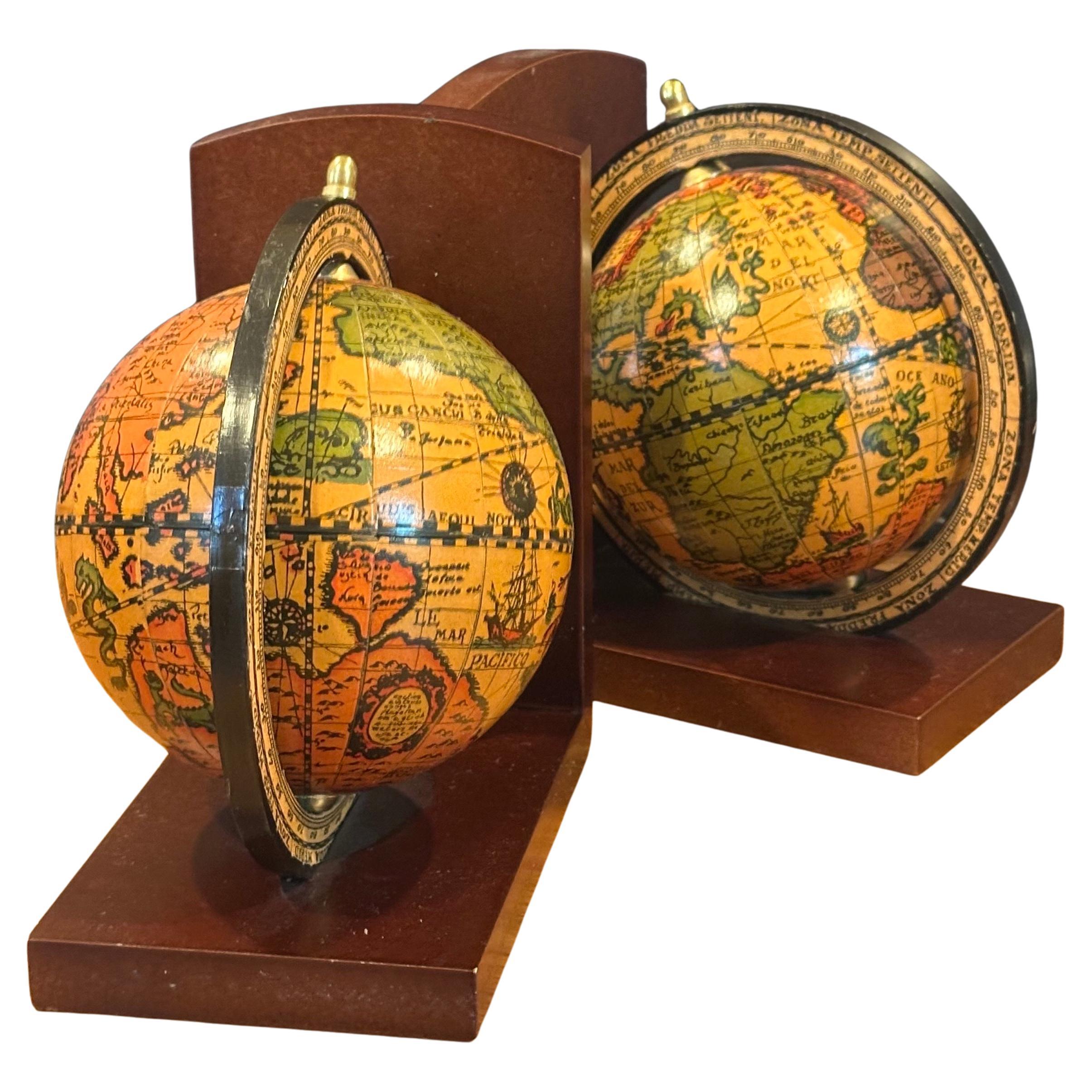 Paire de serre-livres à globe de style « Old World » italien sur socle en bois