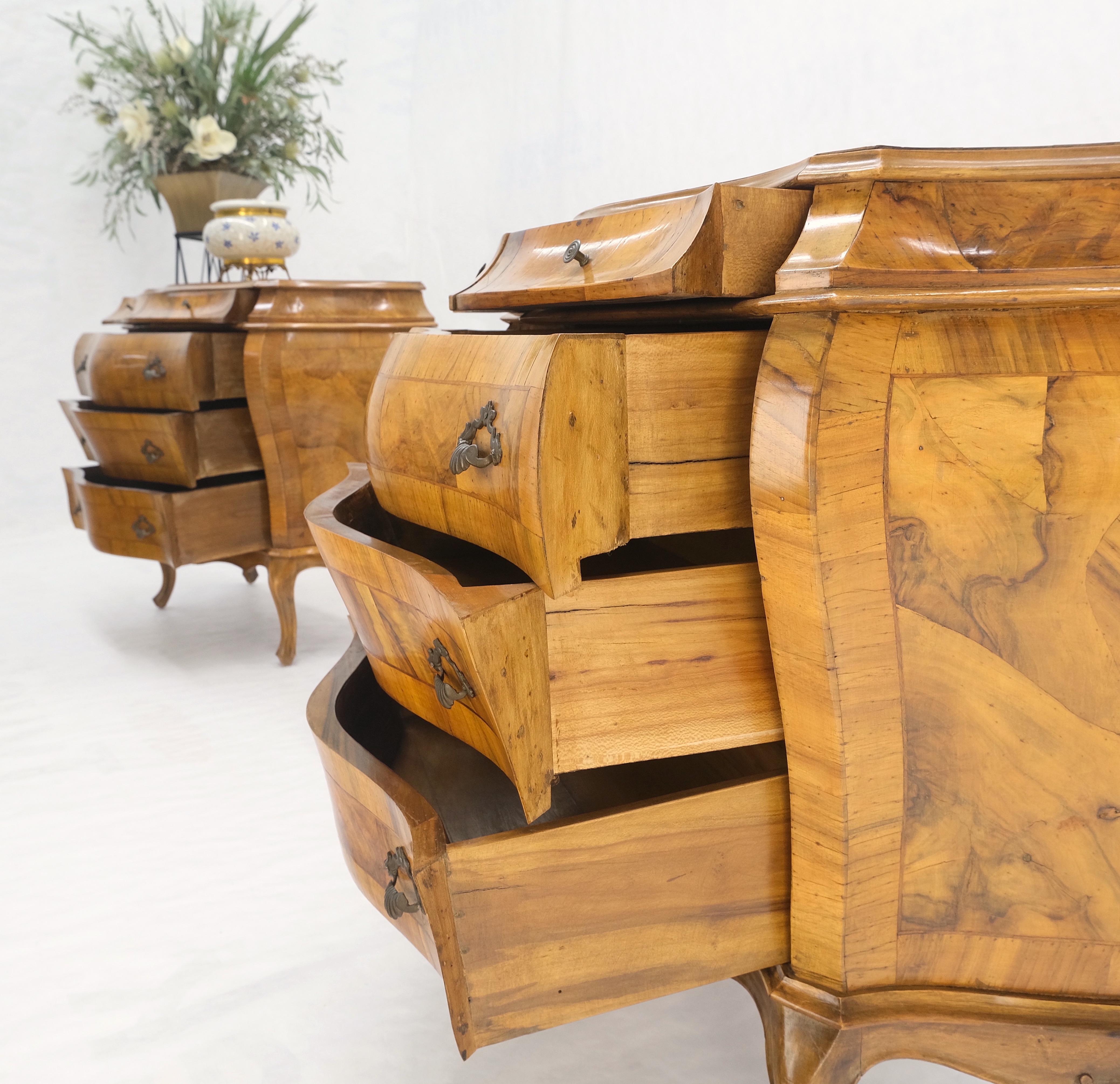 Provincial français Paire de petits meubles de rangement italiens Bombay en bois de ronce d'olivier et placage patché en vente