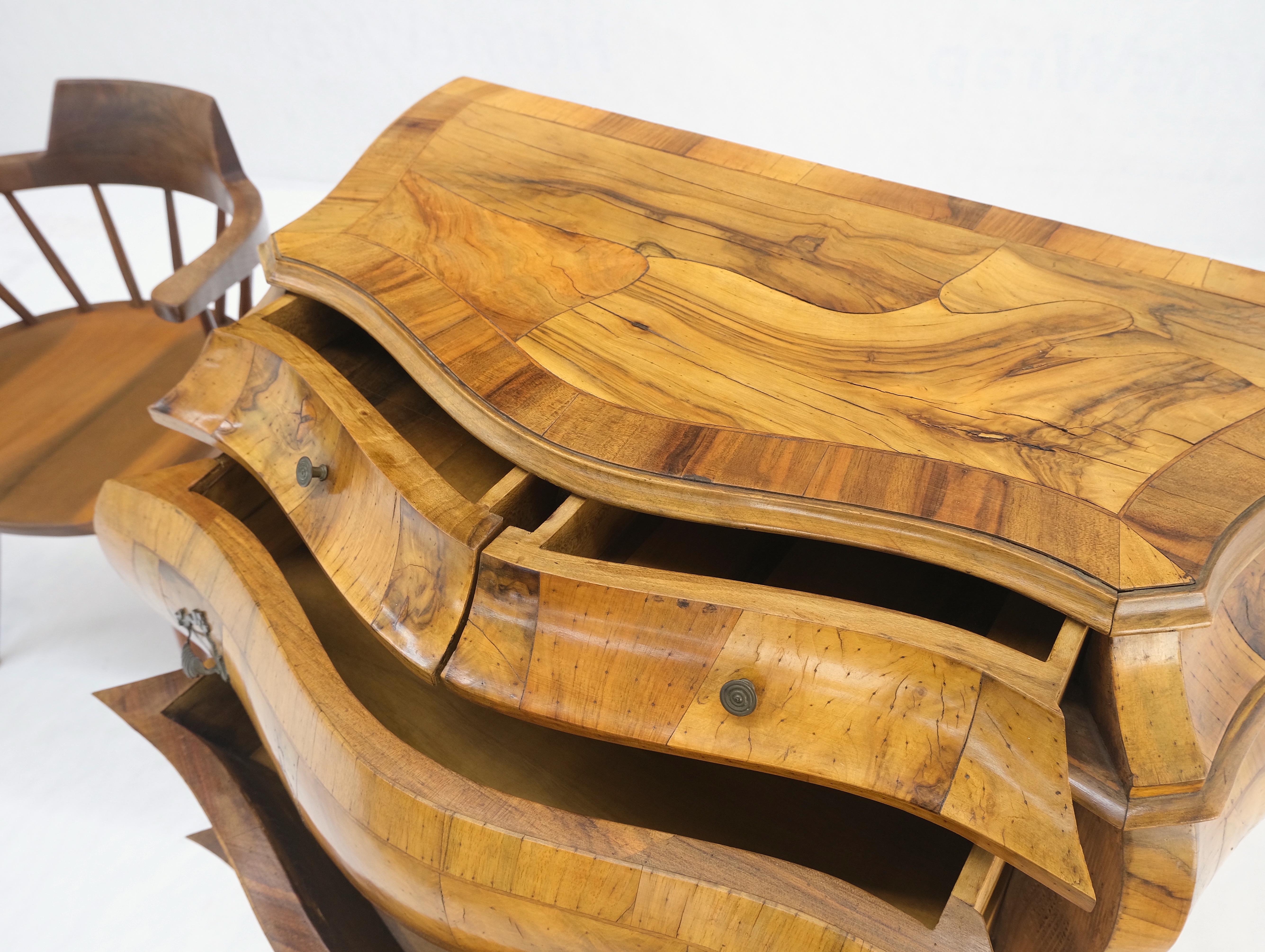 Pareja de pequeñas cómodas italianas de madera de olivo chapada Bombay en Bueno estado para la venta en Rockaway, NJ